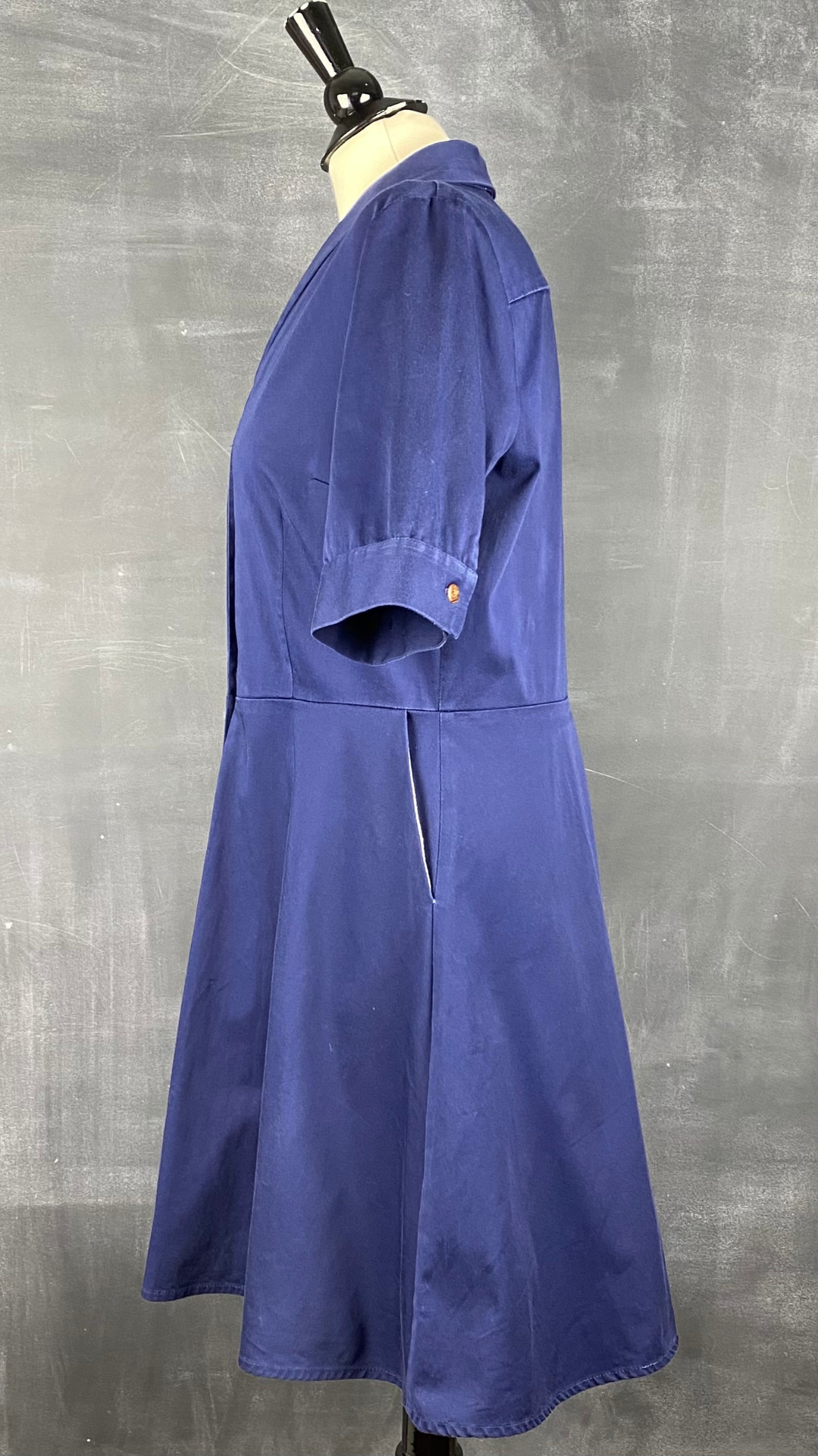 Robe chemisier à jupe ample et poches, imparfaite, marque Atelier b, taille xl (fait plus large). Vue de côté.