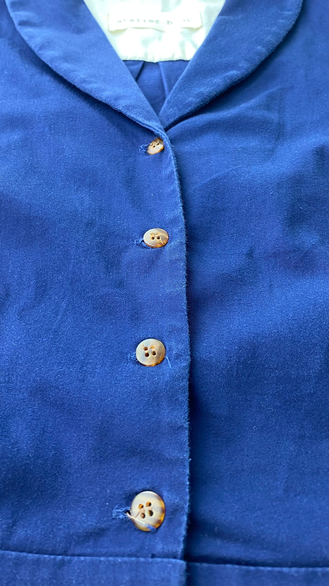 Robe chemisier à jupe ample et poches, imparfaite, marque Atelier b, taille xl (fait plus large). Vue de l'encolure.