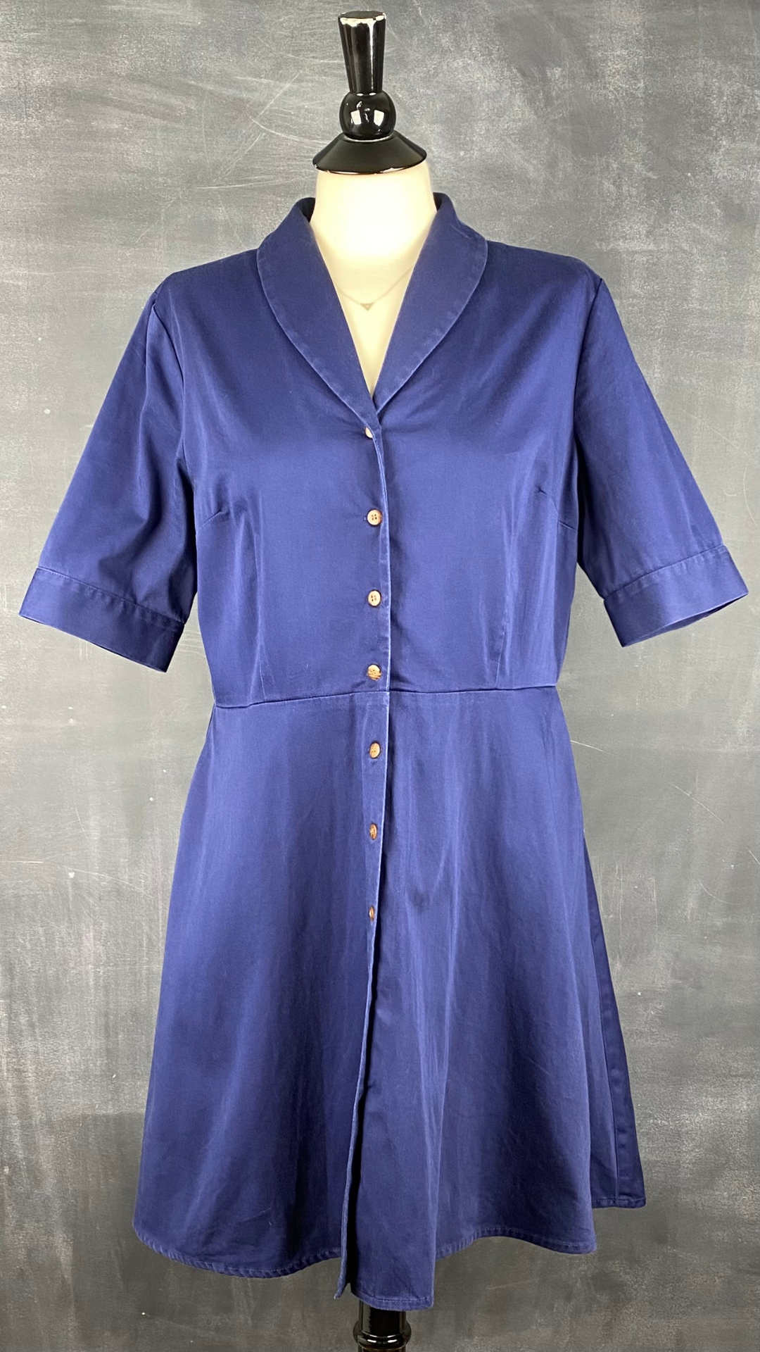 Robe chemisier à jupe ample et poches, imparfaite, marque Atelier b, taille xl (fait plus large). Vue de face.