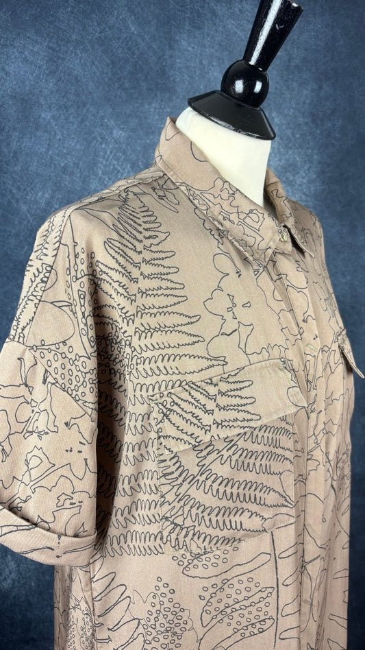 Robe chemisier à motif de feuillage Chlorophylle, taille large. Vue de l'encolure.