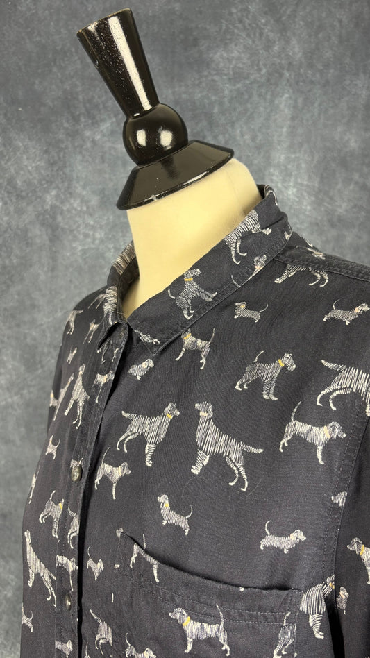Robe chemisier à motifs de chiens Barbour, taille 10 (l). Vue de l'encolure.