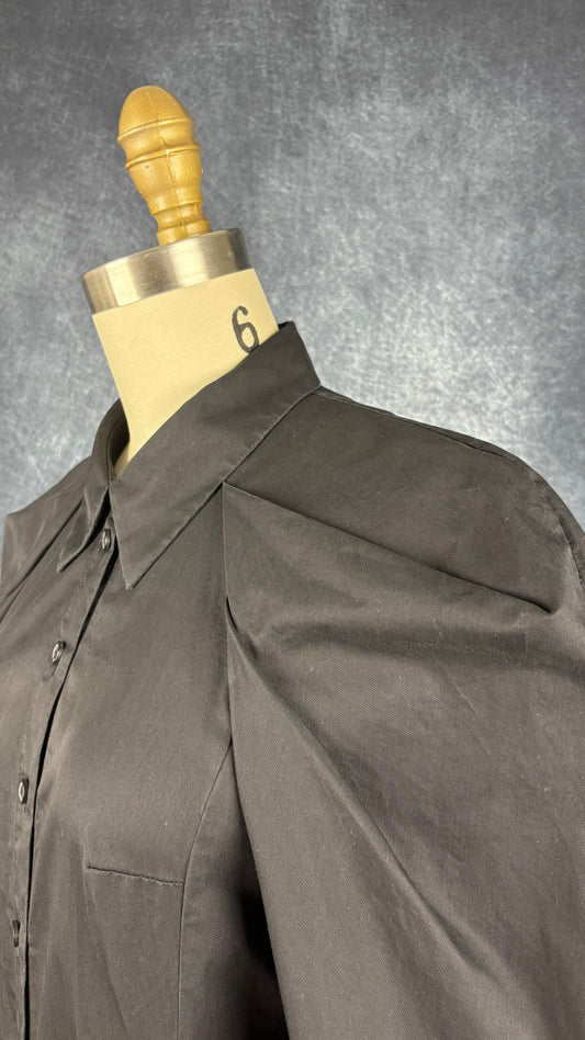 Robe chemisier noire en popeline de coton avec épaules structurées Cos, taille 4. Vue de l'encolure.