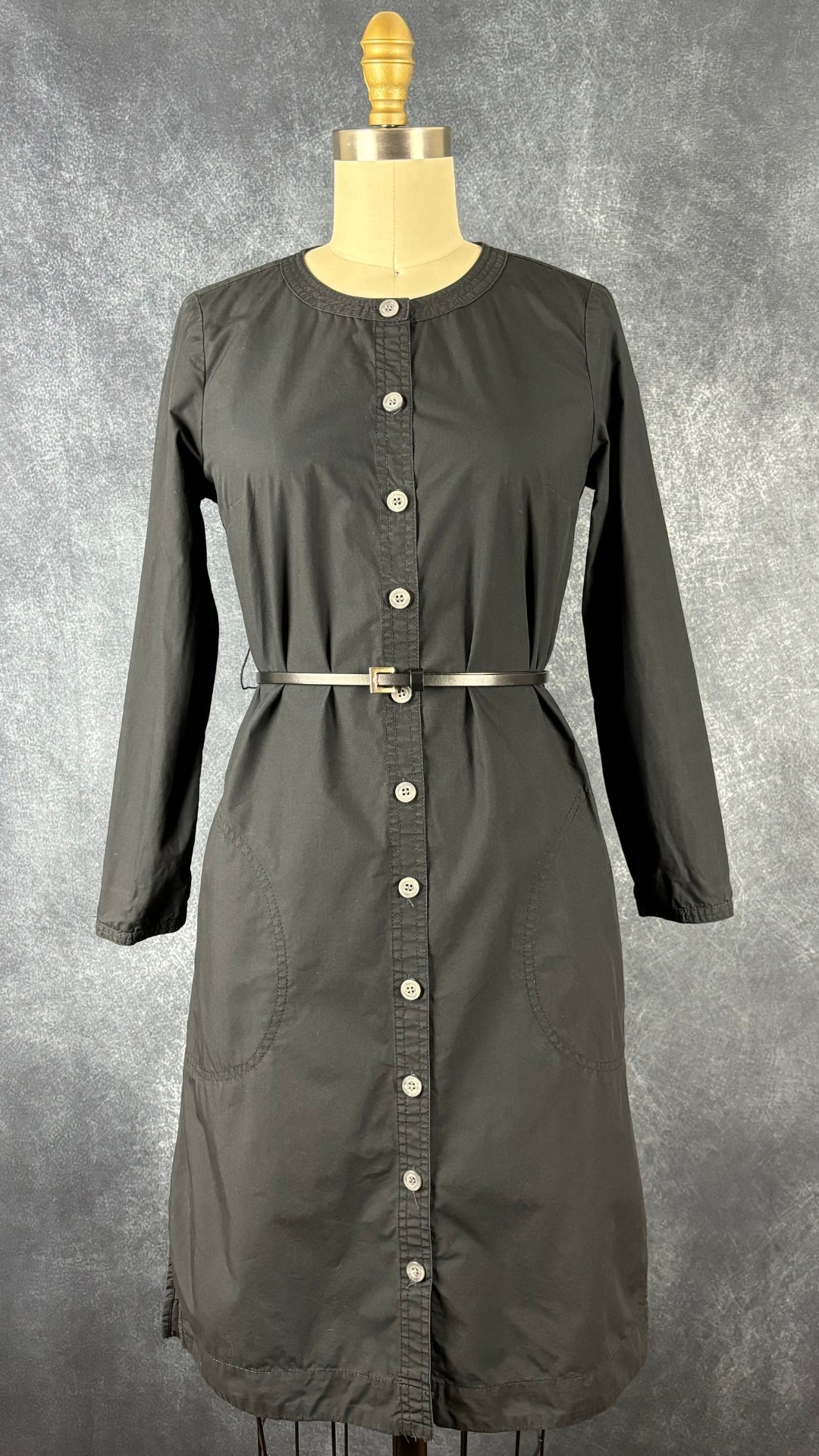 Robe boutonnée noire encolure ronde J.Crew, taille xxs (xs). Vue de l'agencement avec une jolie ceinture noire.
