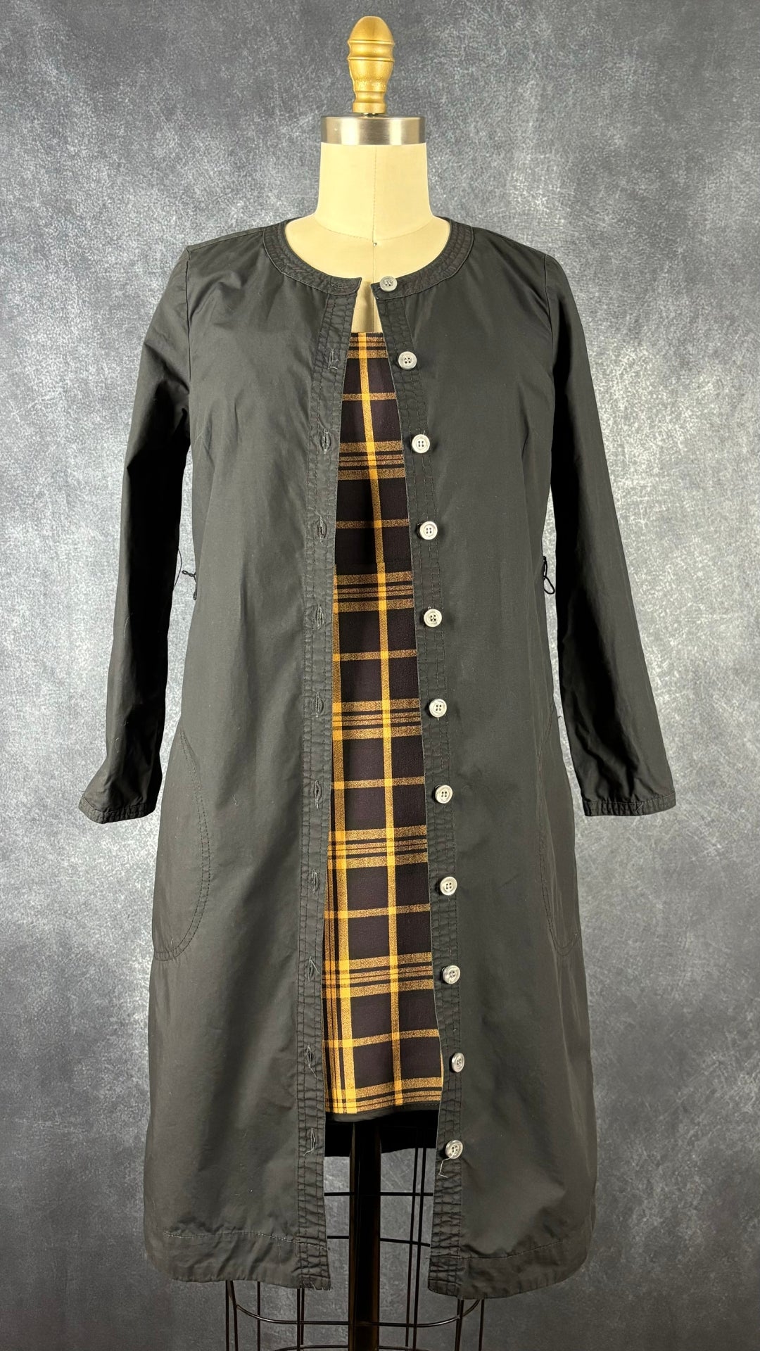 Robe boutonnée noire encolure ronde J.Crew, taille xxs (xs). Vue de l'agencement avec la robe à carreaux à fines bretelles Wilfred.