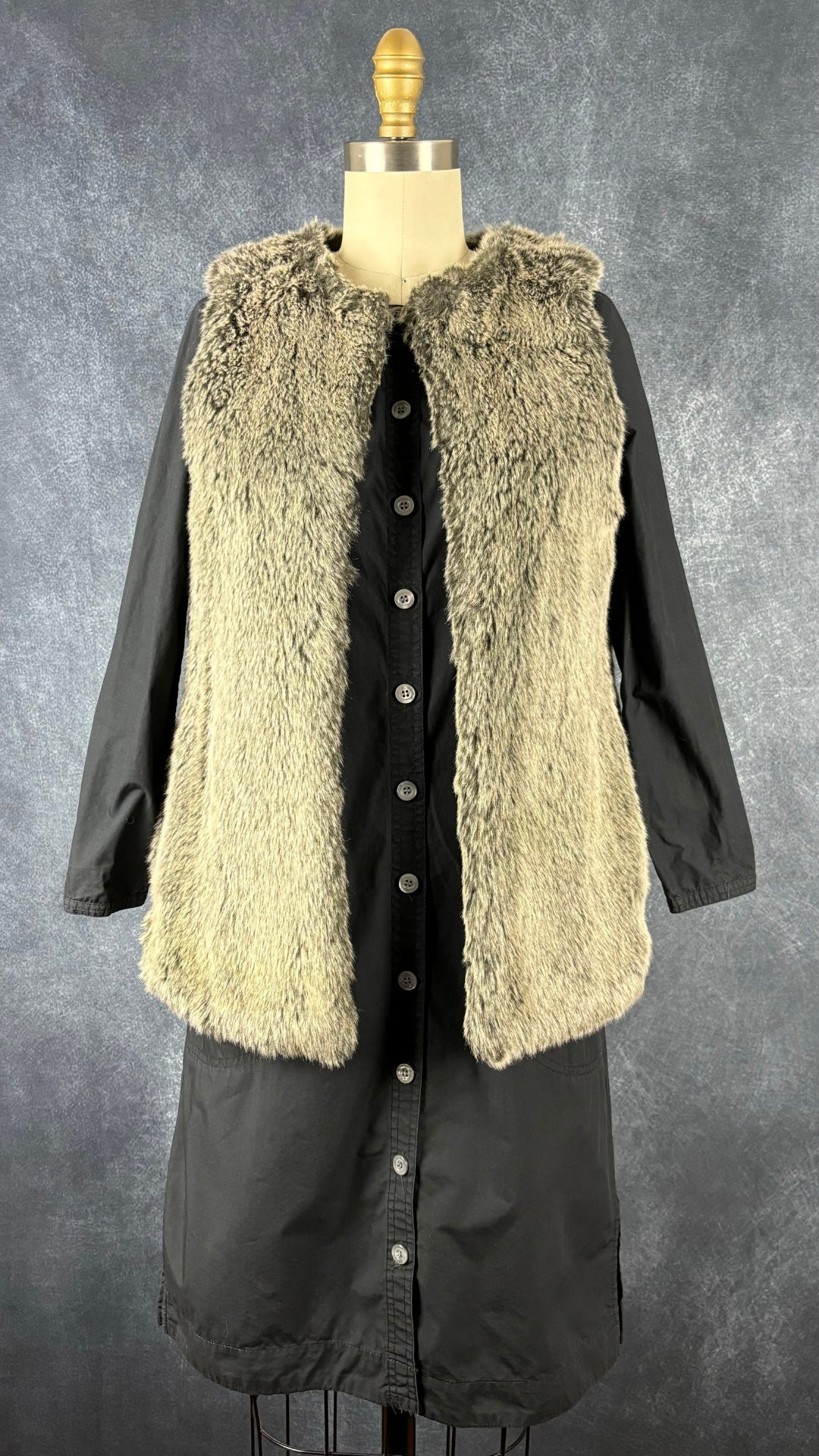 Robe boutonnée noire encolure ronde J.Crew, taille xxs (xs). Vue de l'agencement avec la veste en fausse fourrure Talula.