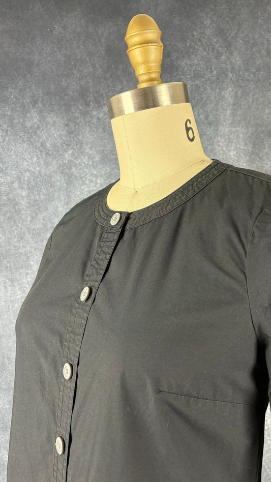 Robe boutonnée noire encolure ronde J.Crew, taille xxs (xs). Vue de l'encolure.