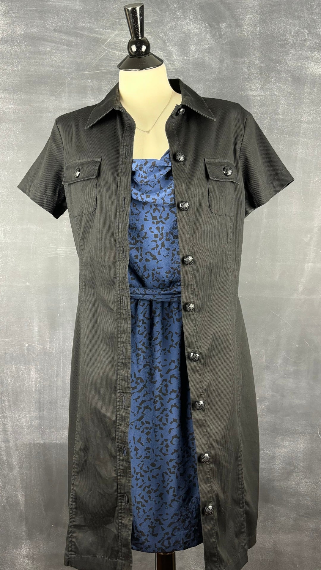Robe chemisier noire Jones New York, taille 10. Vue de l'agencement avec la robe en soie bleue à motifs noirs.