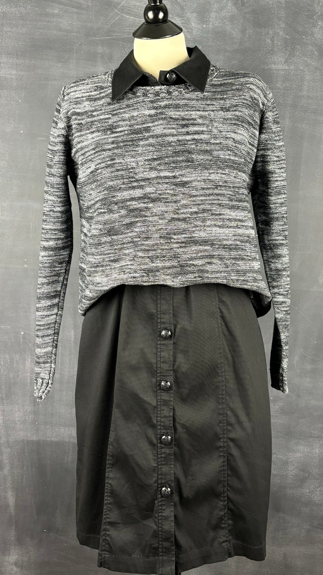 Robe chemisier noire Jones New York, taille 10. Vue de l'agencement avec le tricot gris et noir Minimum.