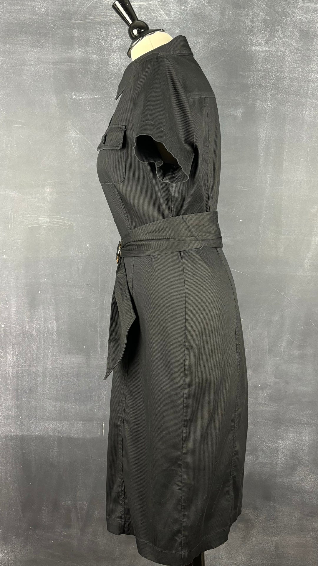 Robe chemisier noire Jones New York, taille 10. Vue de côté.