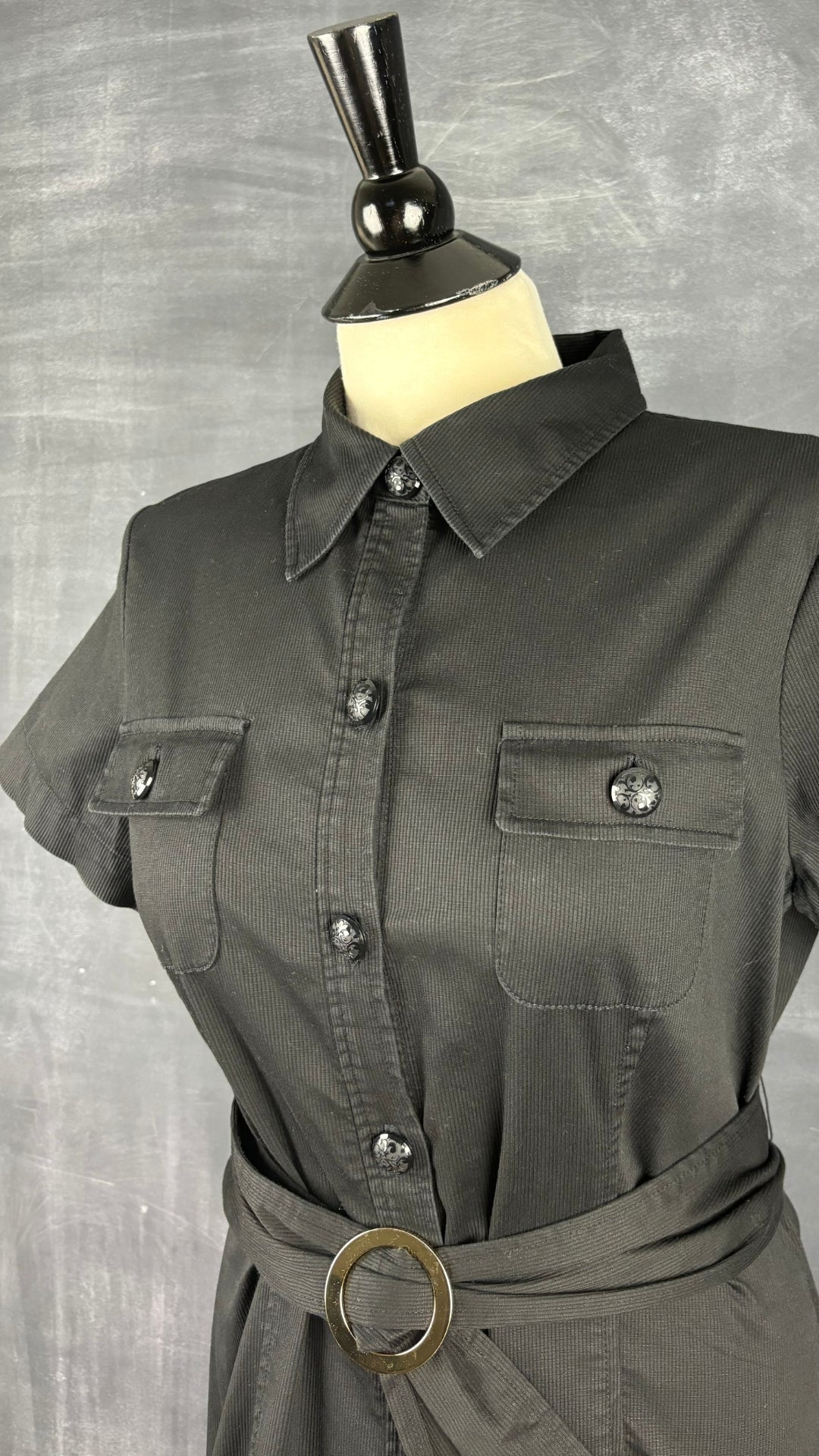 Robe chemisier noire Jones New York, taille 10. Vue de l'encolure.