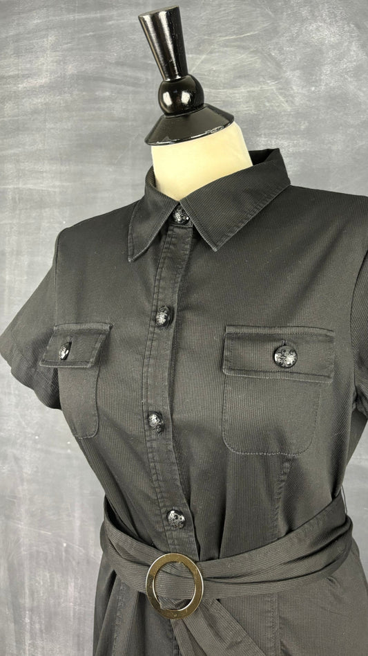 Robe chemisier noire Jones New York, taille 10. Vue de l'encolure.