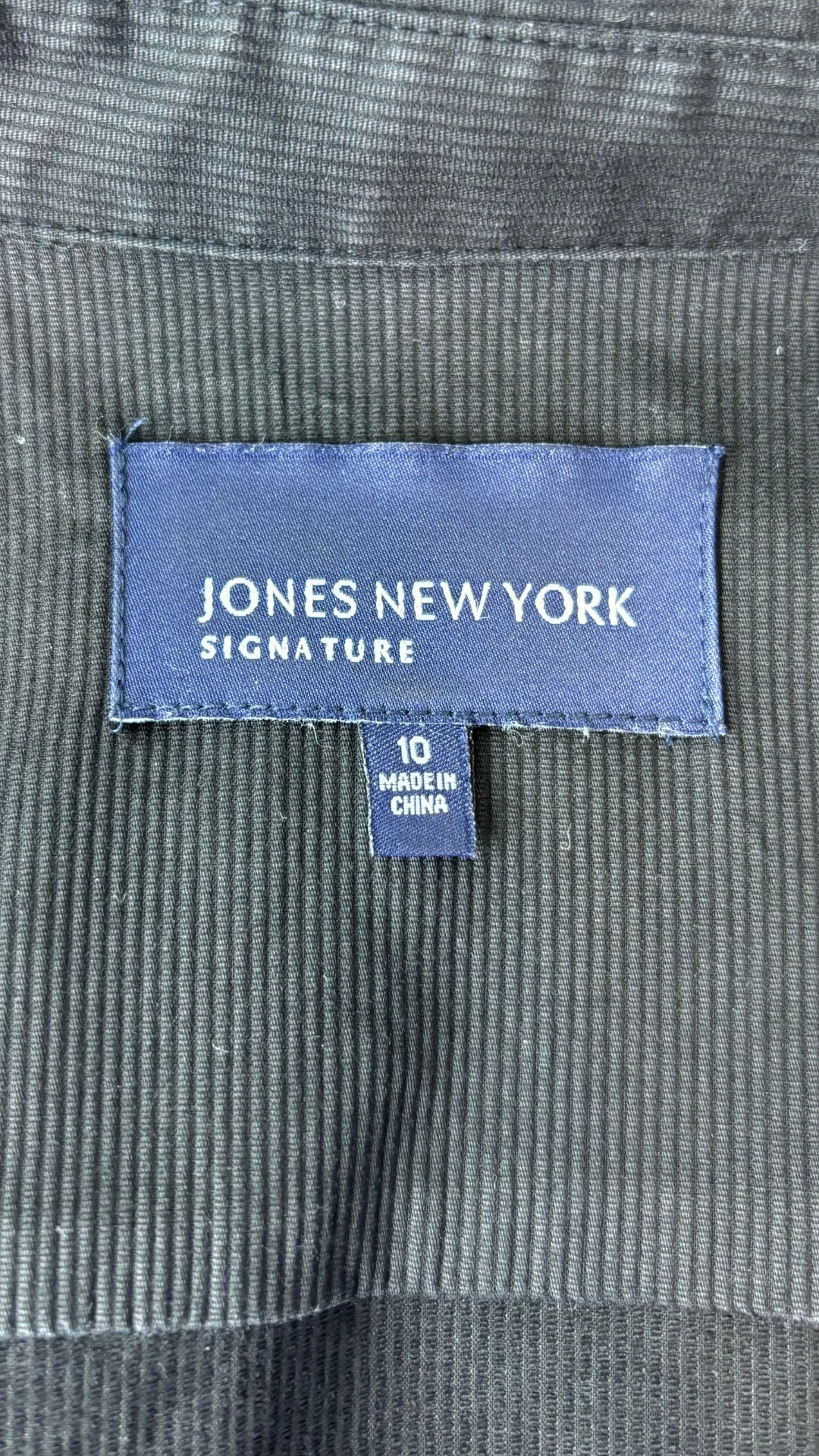 Robe chemisier noire Jones New York, taille 10. Vue de l'étiquette.