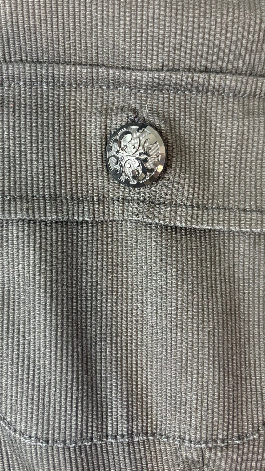 Robe chemisier noire Jones New York, taille 10. Vue de près d'un bouton.