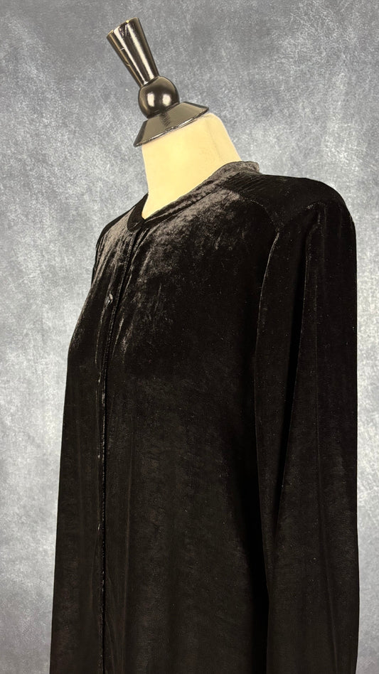 Robe chemisier noire en velours en mélange de rayonne et soie Eileen Fisher, taille medium. Vue de l'encolure.