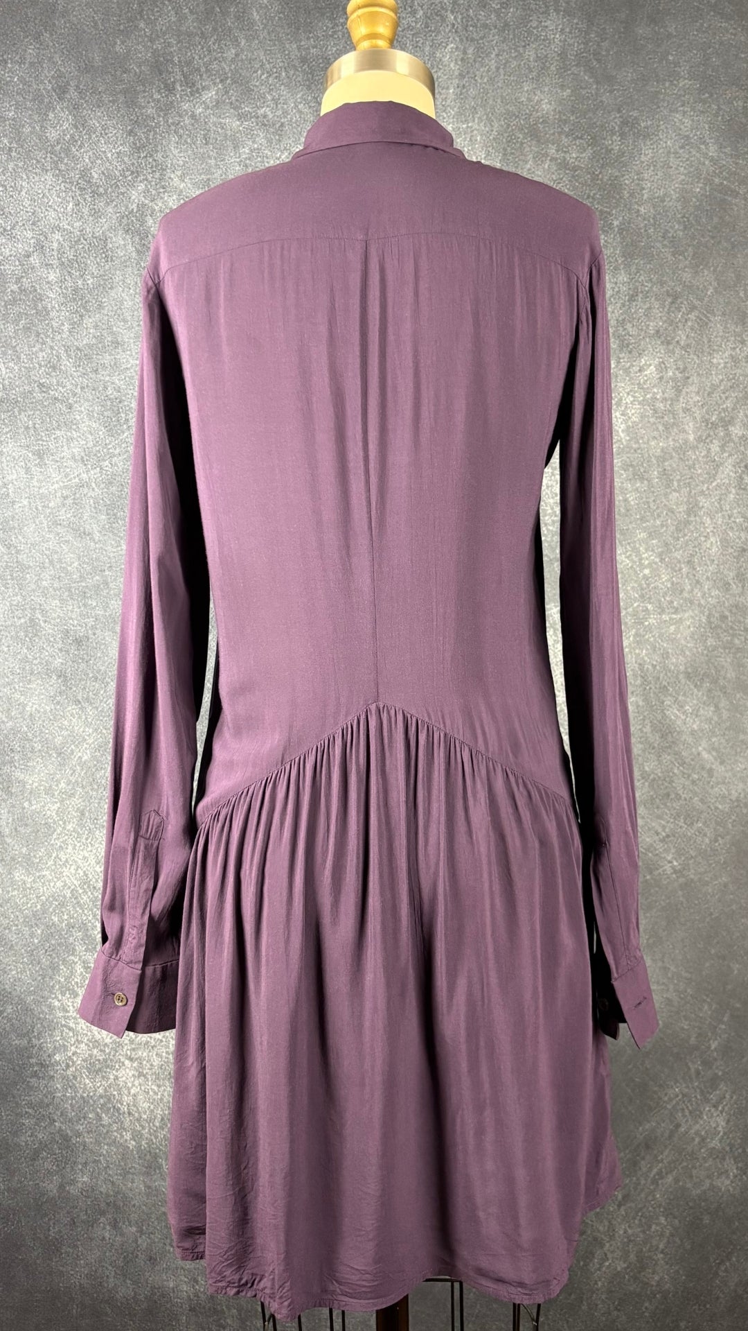 Robe chemisier prune foncée avec volant à l'ourlet Theory, taille 2. Vue de dos.