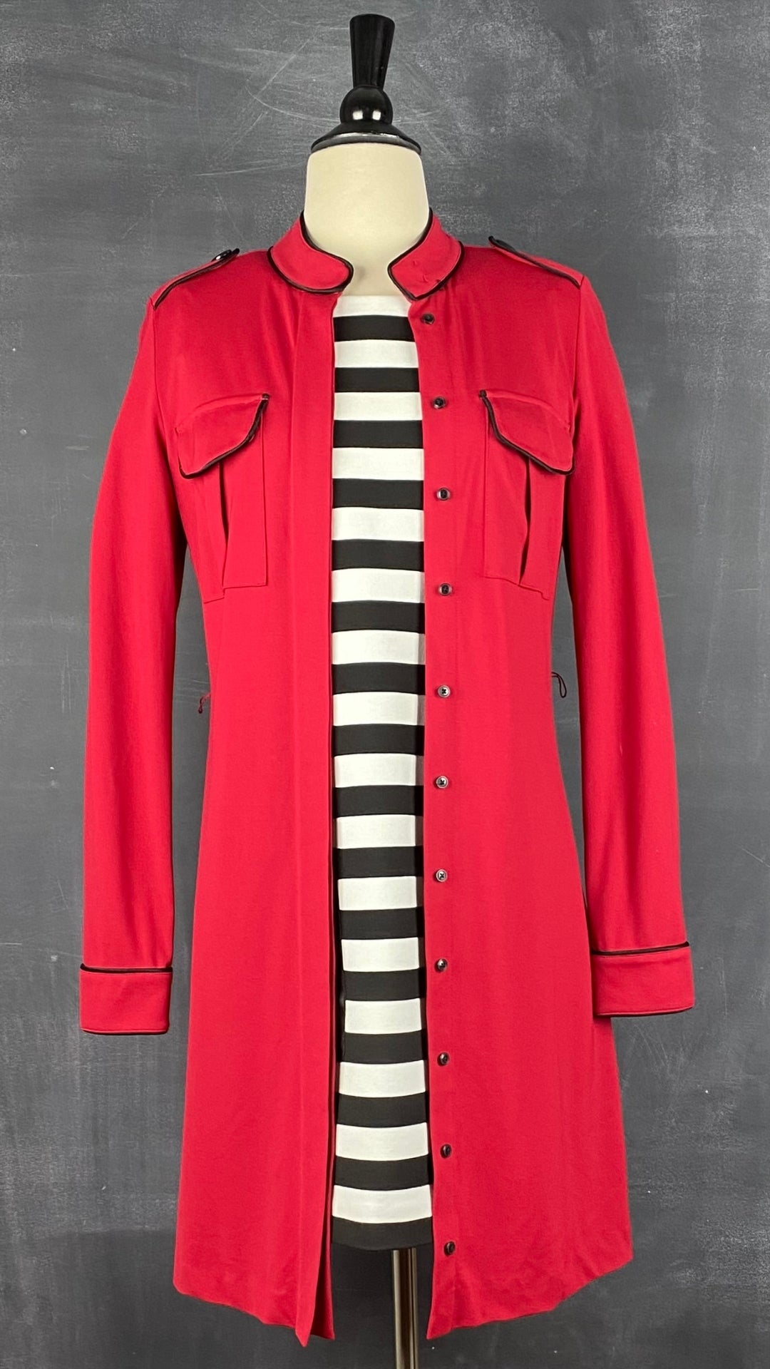 Robe chemisier rouge liséré noir Tristan, taille xs. Vue de l'agencement avec la robe à rayures Club Monaco.