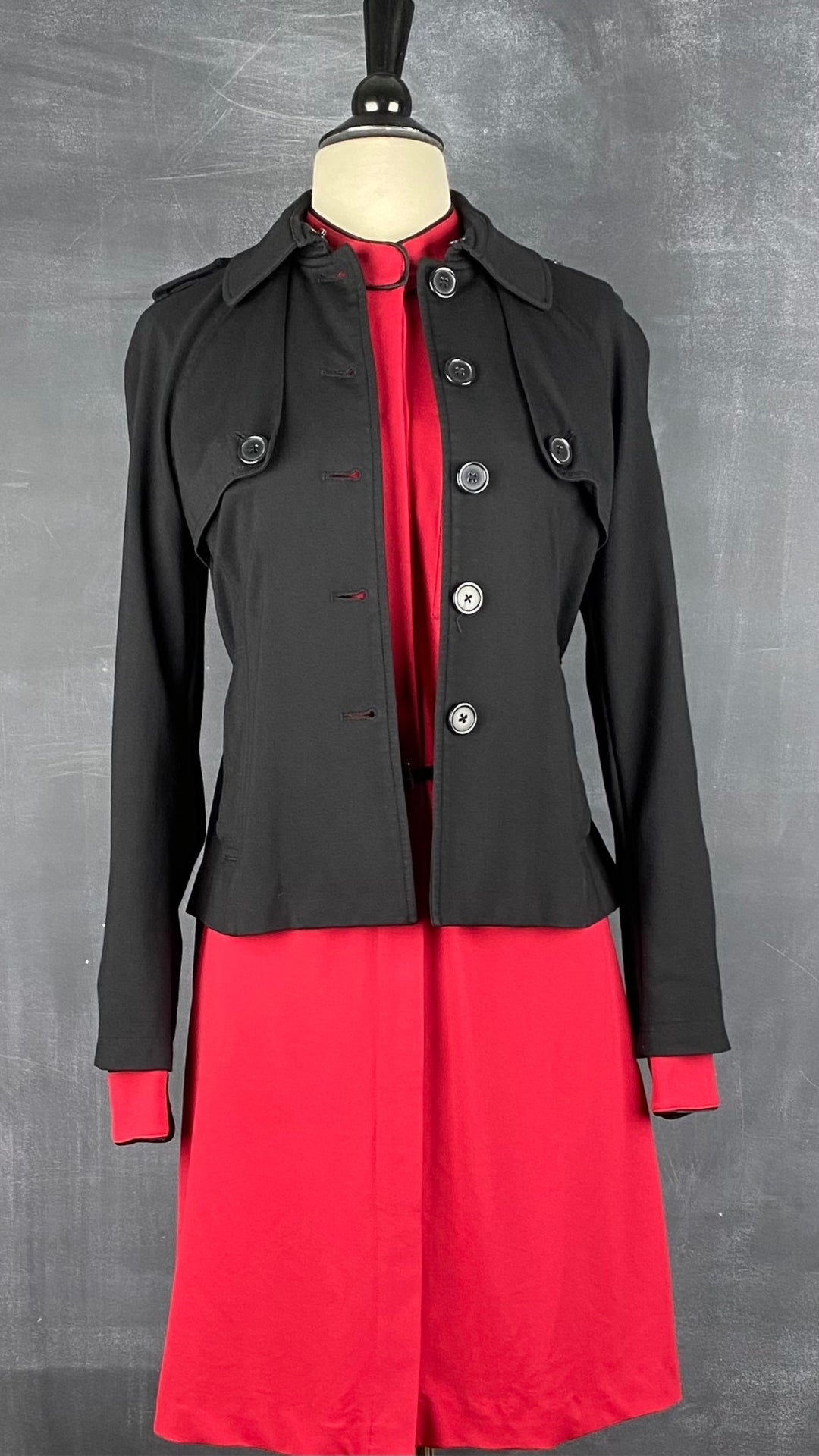 Robe chemisier rouge liséré noir Tristan, taille xs. Vue de l'agencement avec la veste style trench de Tristan.