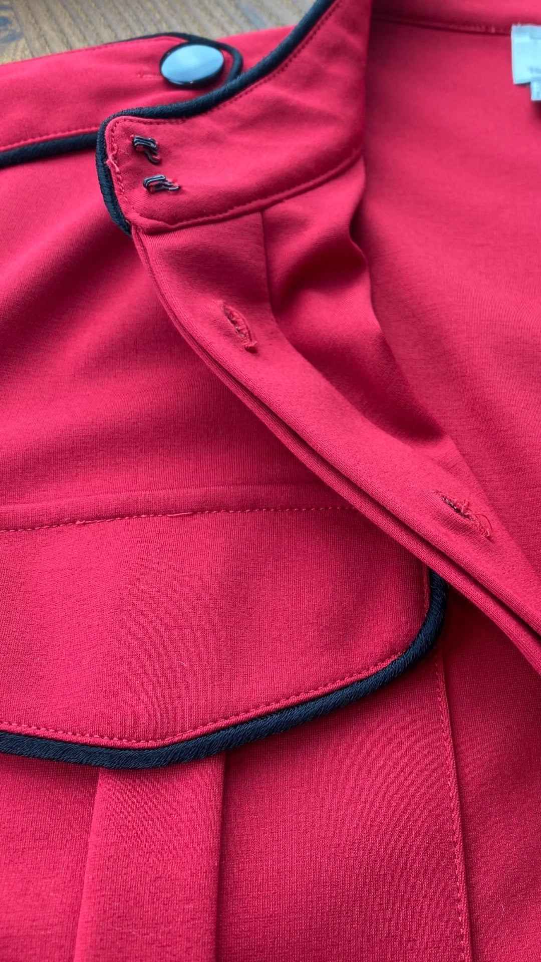 Robe chemisier rouge liséré noir Tristan, taille xs. Vue de près de l'encolure.