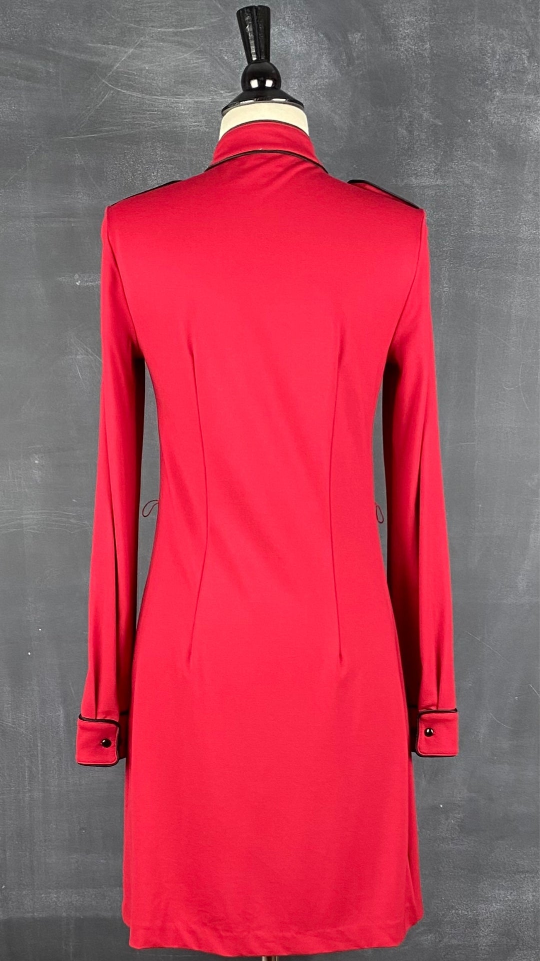 Robe chemisier rouge liséré noir Tristan, taille xs. Vue de dos.