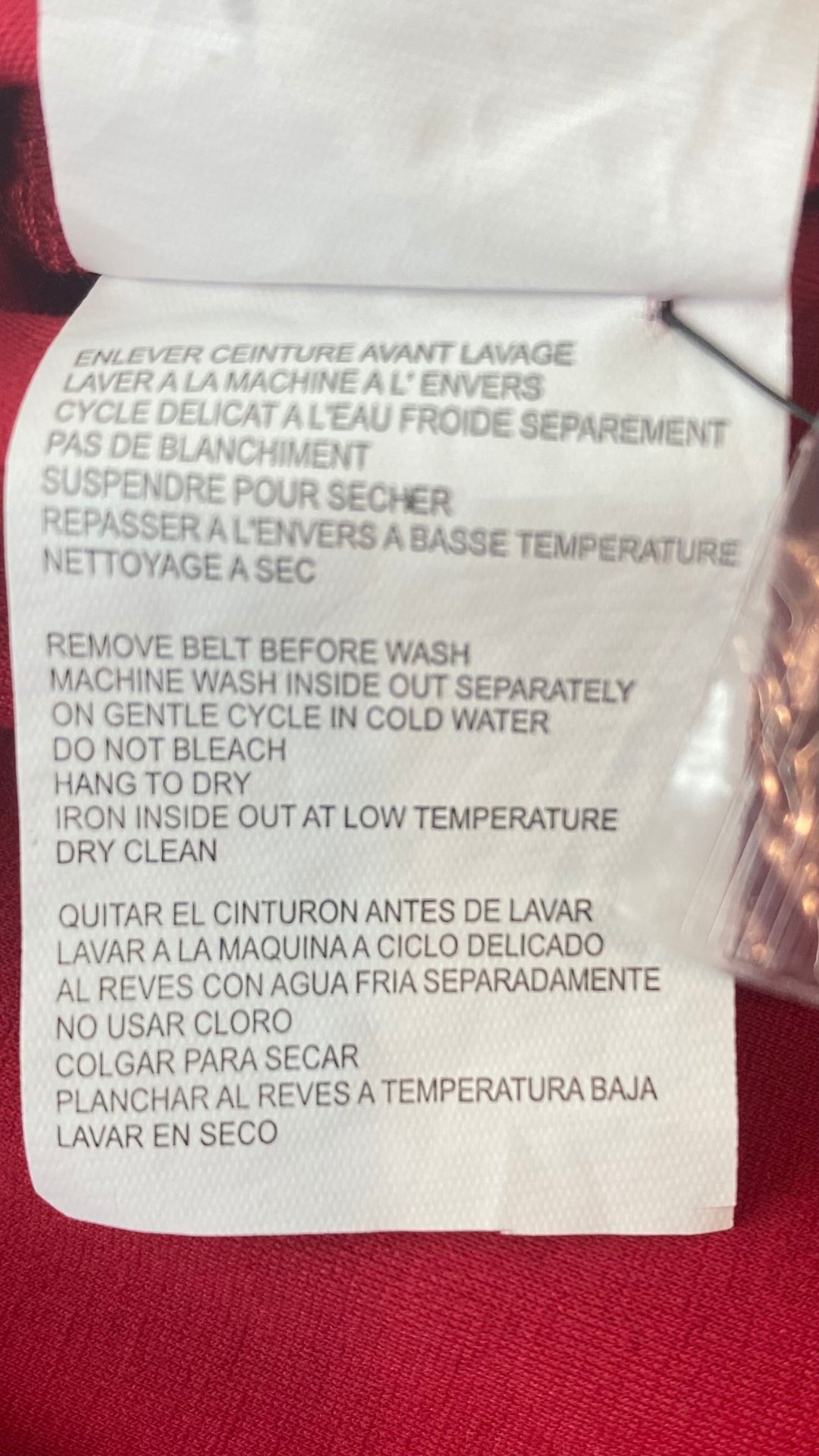 Robe chemisier rouge liséré noir Tristan, taille xs. Vue de l'étiquette de composition.