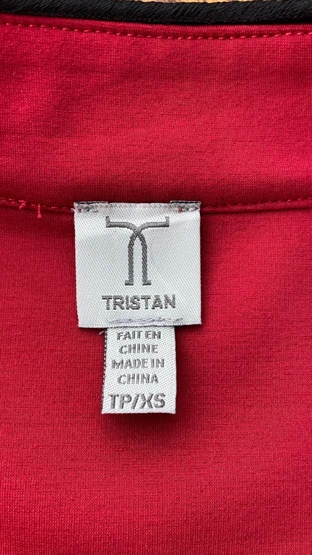 Robe chemisier rouge liséré noir Tristan, taille xs. Vue de l'étiquette de marque et taille.