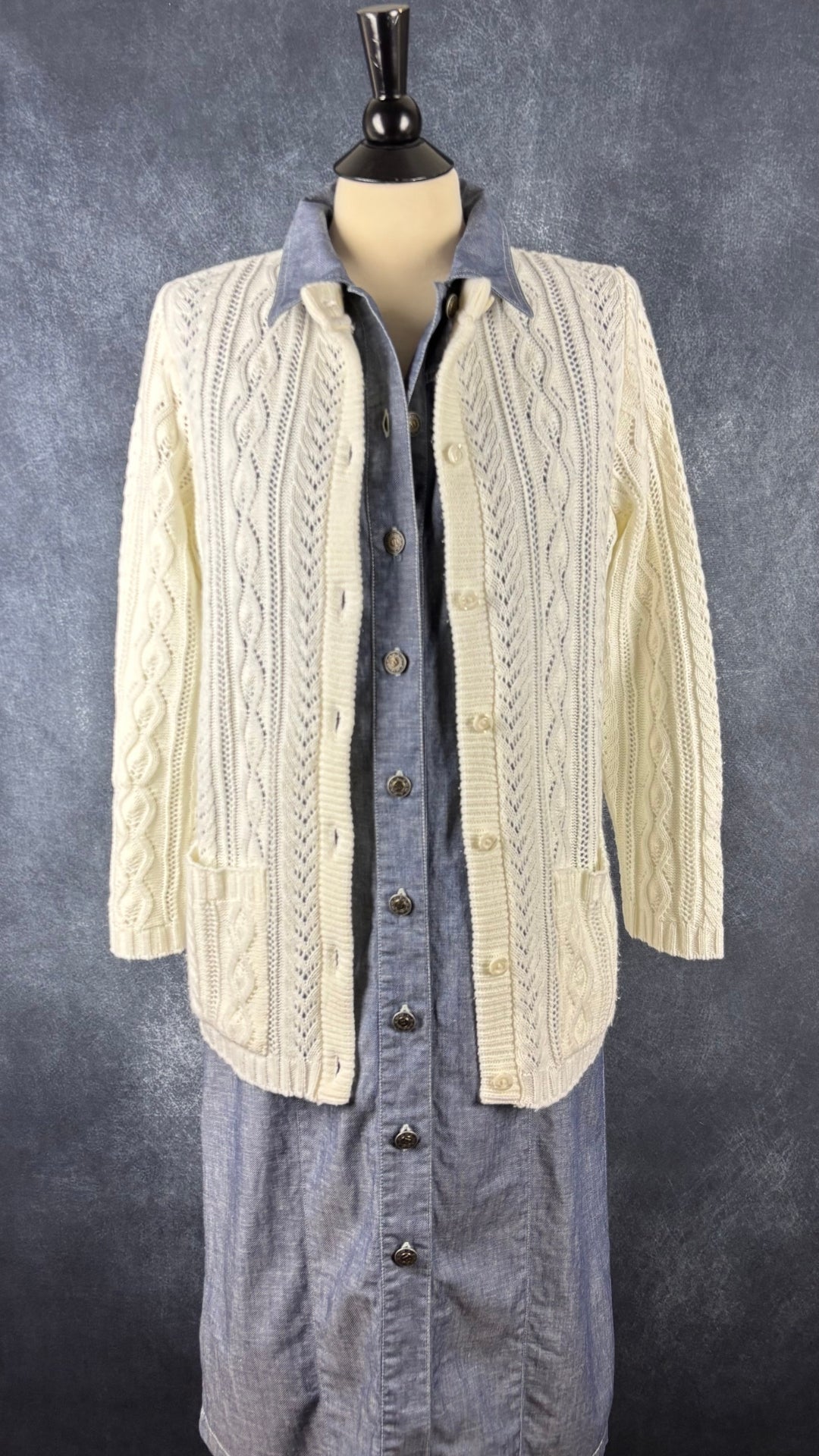 Robe chemisier sans manches style jeans Part Two, taille 10 (m). Vue de l'agencement avec le cardigan crème romantique.