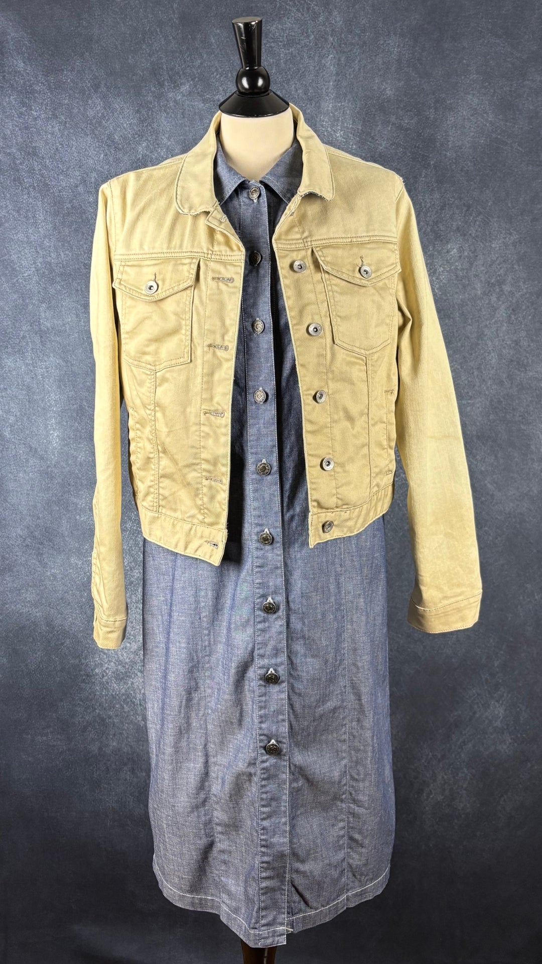 Robe chemisier sans manches style jeans Part Two, taille 10 (m). Vue de l'agencement avec la veste en jeans jaune paille Tristan.