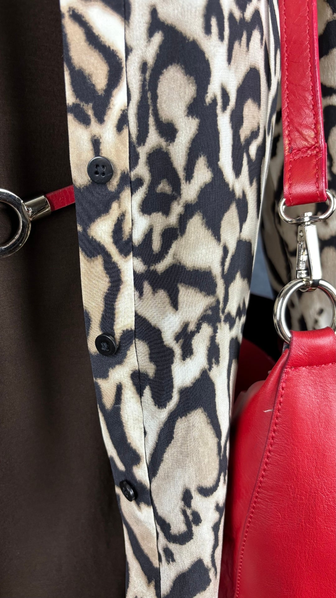 Robe chemisier en soie à motifs animaliers Diane von Furstenberg, taille 10. Vue de près de l'agencement avec la ceinture rouge, la robe espresso BCBG et le sac à main rouge en cuir.