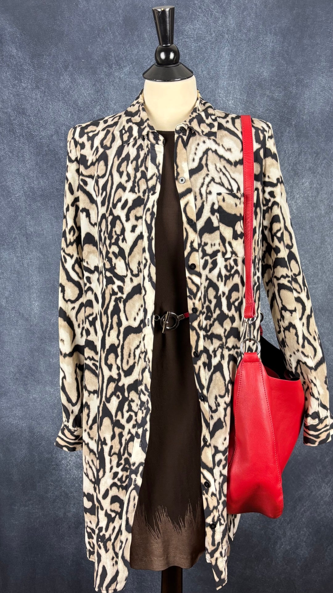 Robe chemisier en soie à motifs animaliers Diane von Furstenberg, taille 10. Vue de l'agencement avec la ceinture ajustable en cuir rouge, la robe espresso et le sac à main Simons en cuir rouge.