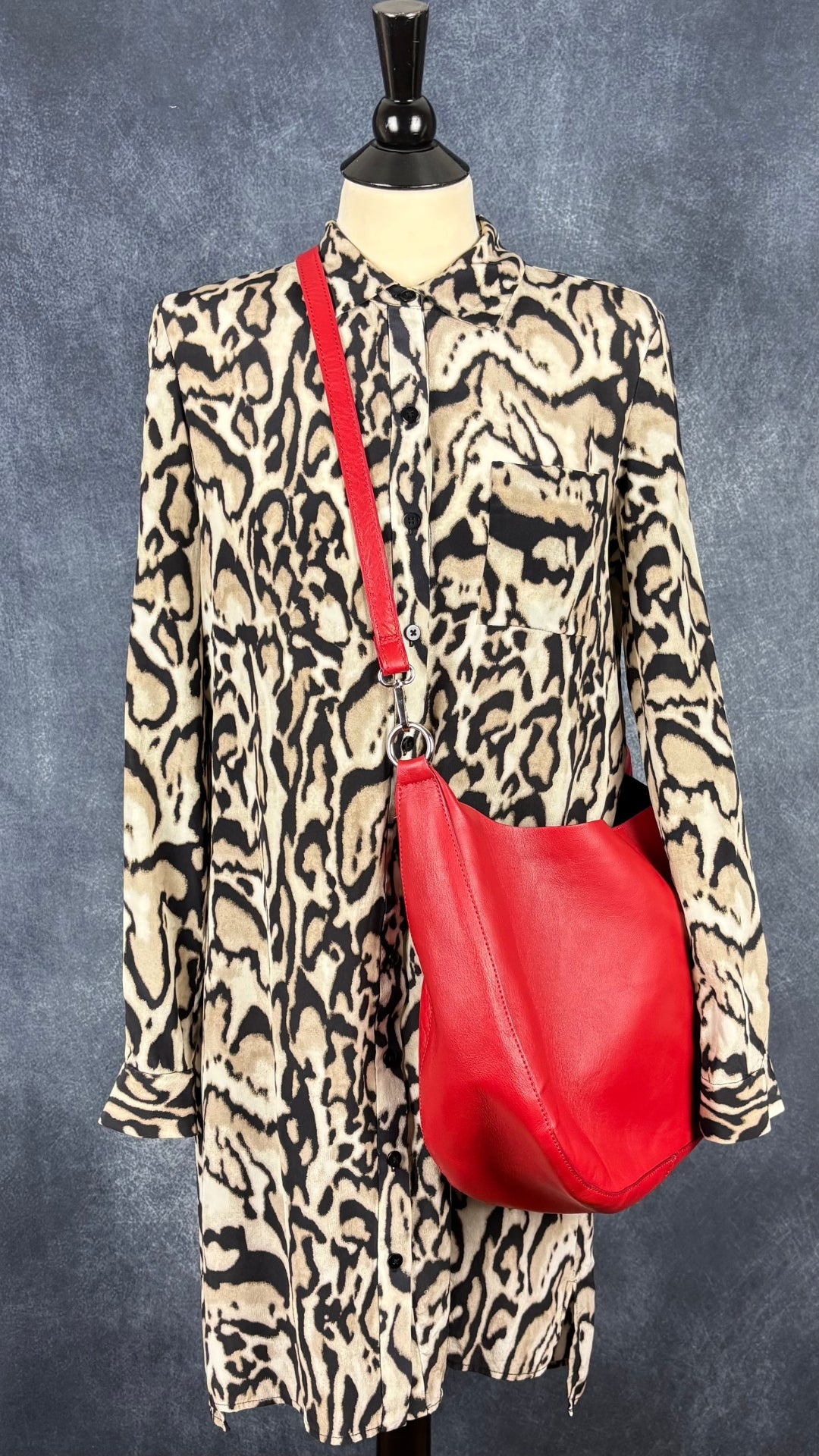 Robe chemisier en soie à motifs animaliers Diane von Furstenberg, taille 10. Vue de l'agencement avec le sac à main en cuir rouge Simons.