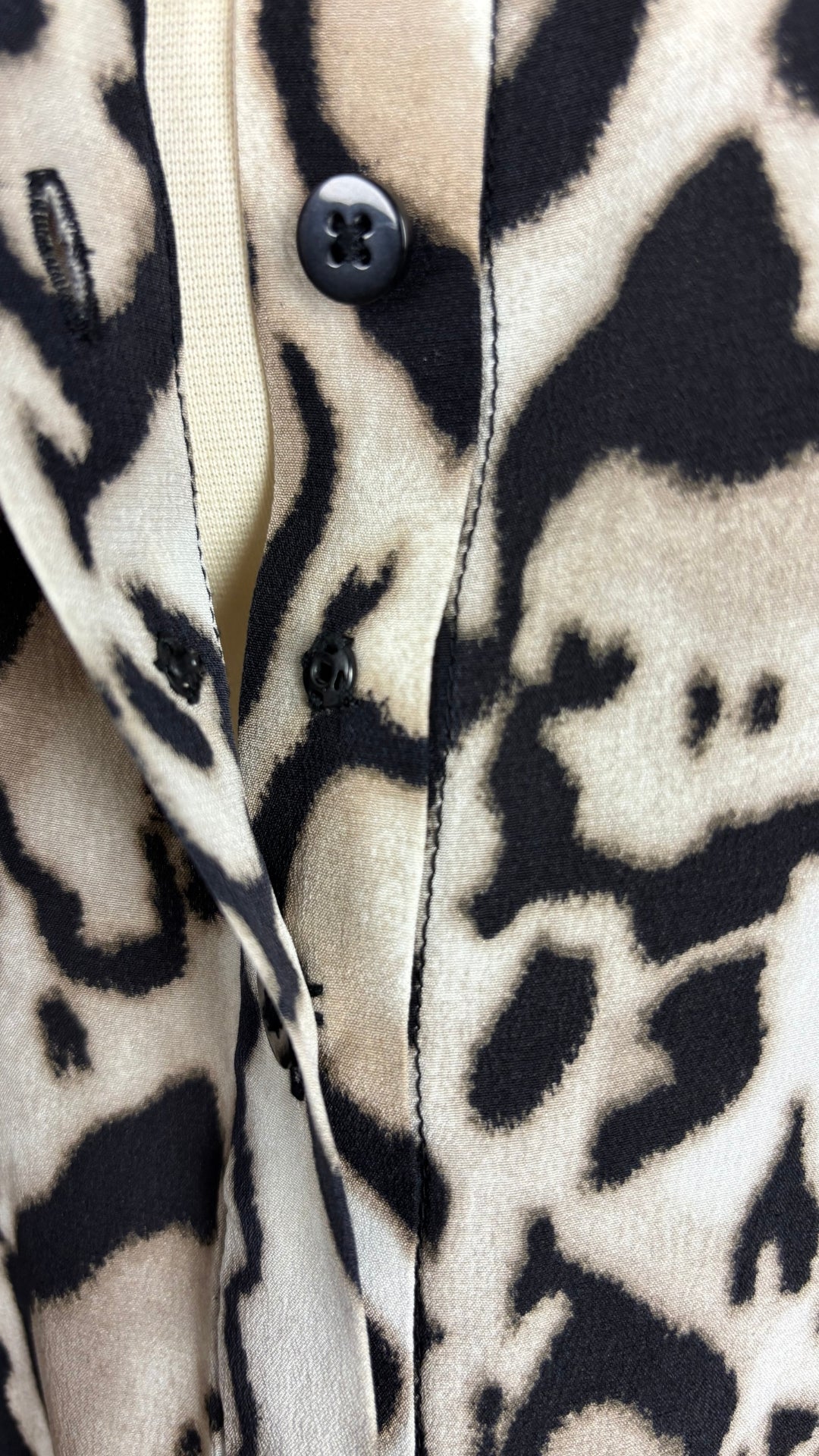 Robe chemisier en soie à motifs animaliers Diane von Furstenberg, taille 10. Vue de près du bouton-pression au niveau de la poitrine.