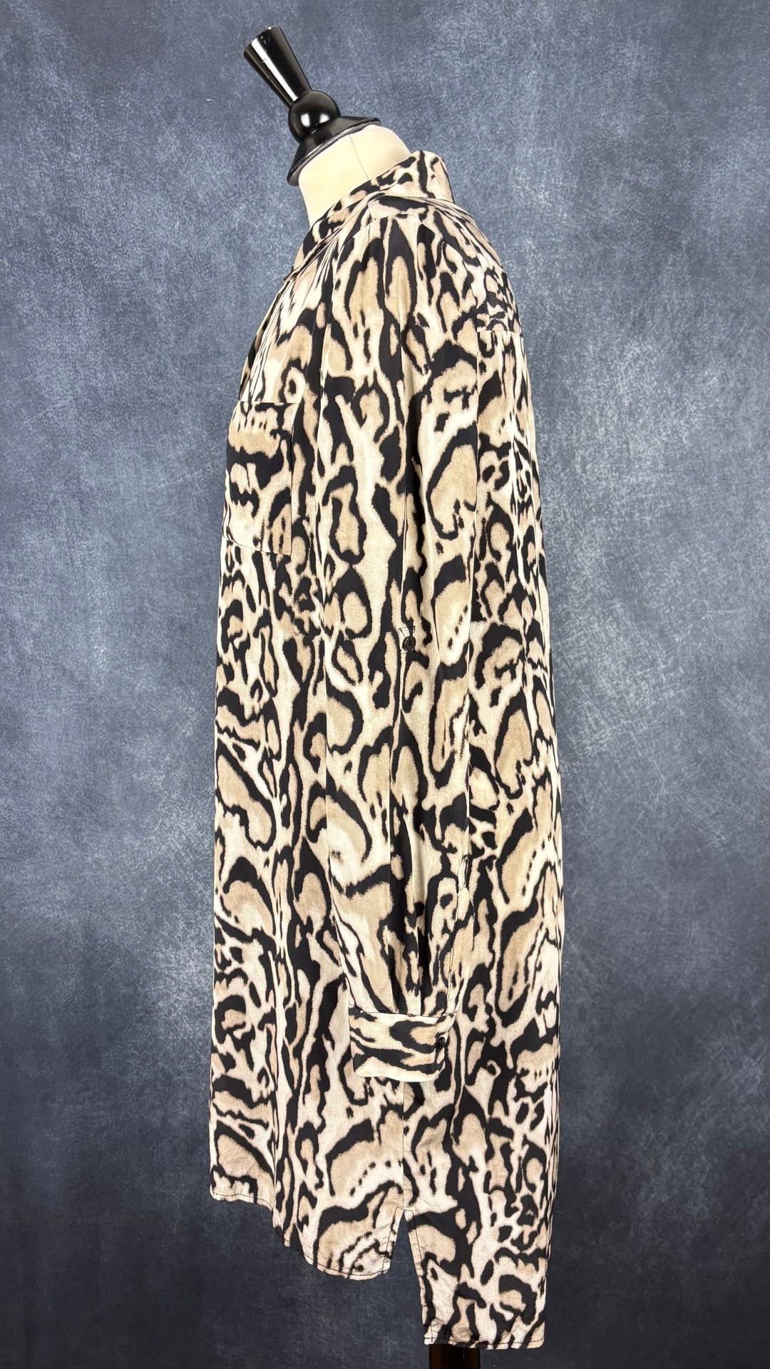 Robe chemisier en soie à motifs animaliers Diane von Furstenberg, taille 10. Vue de côté.