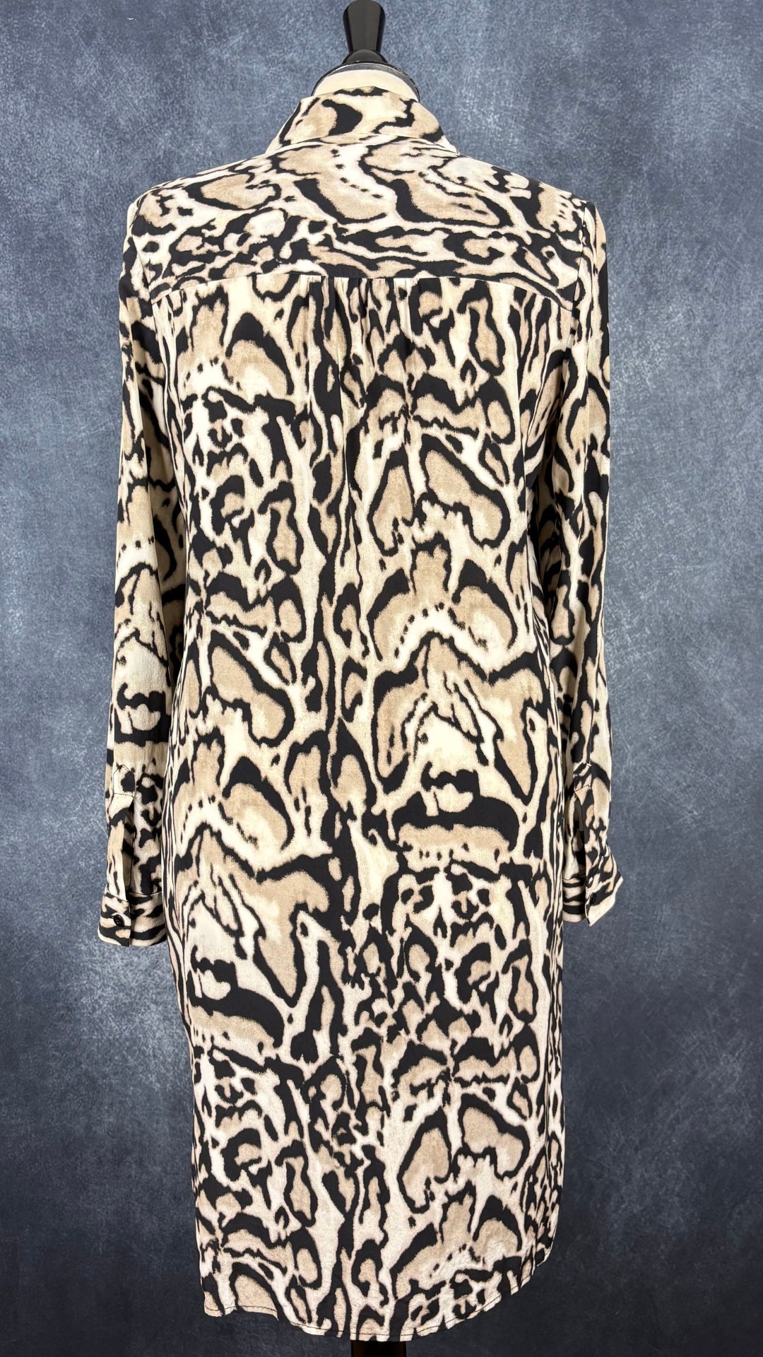 Robe chemisier en soie à motifs animaliers Diane von Furstenberg, taille 10. Vue de dos.