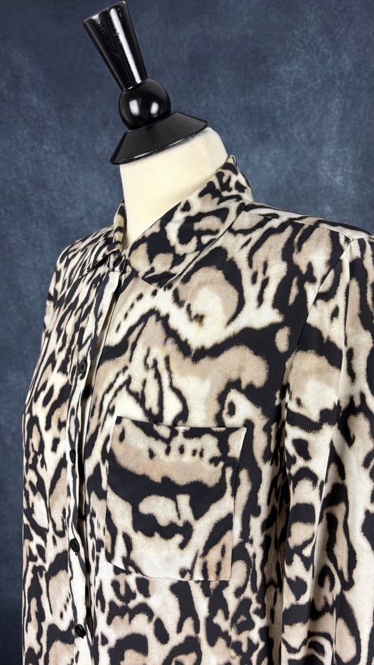 Robe chemisier en soie à motifs animaliers Diane von Furstenberg, taille 10. Vue de l'encolure.