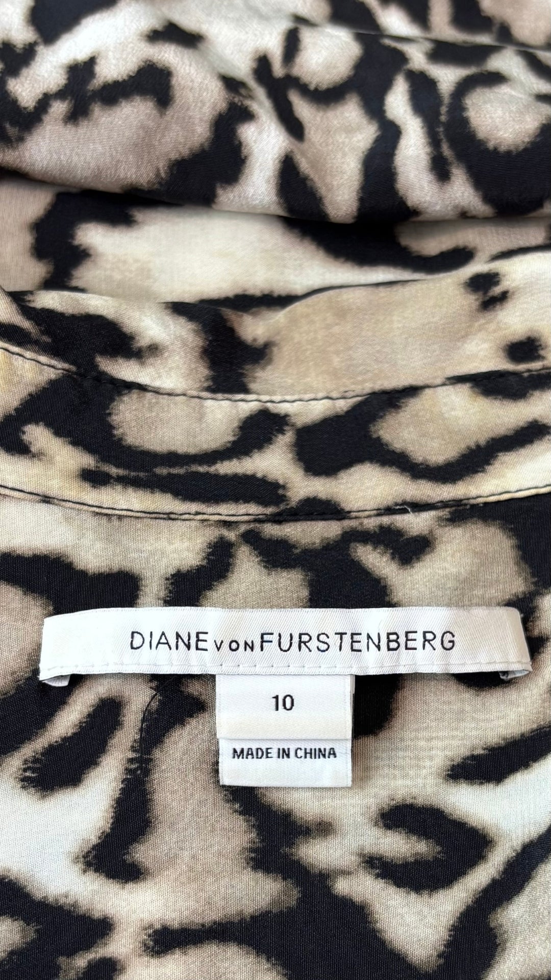Robe chemisier en soie à motifs animaliers Diane von Furstenberg, taille 10. Vue de l'étiquette.