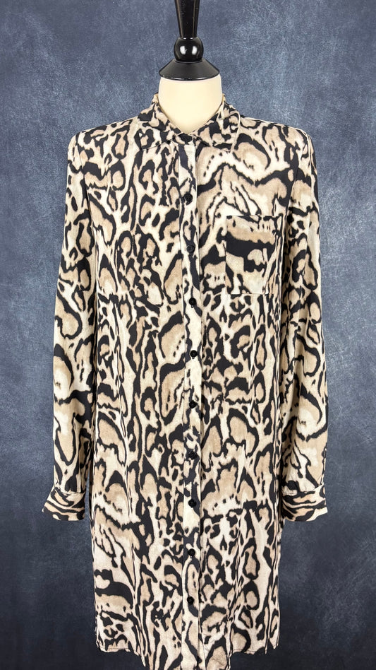 Robe chemisier en soie à motifs animaliers Diane von Furstenberg, taille 10. Vue de face.
