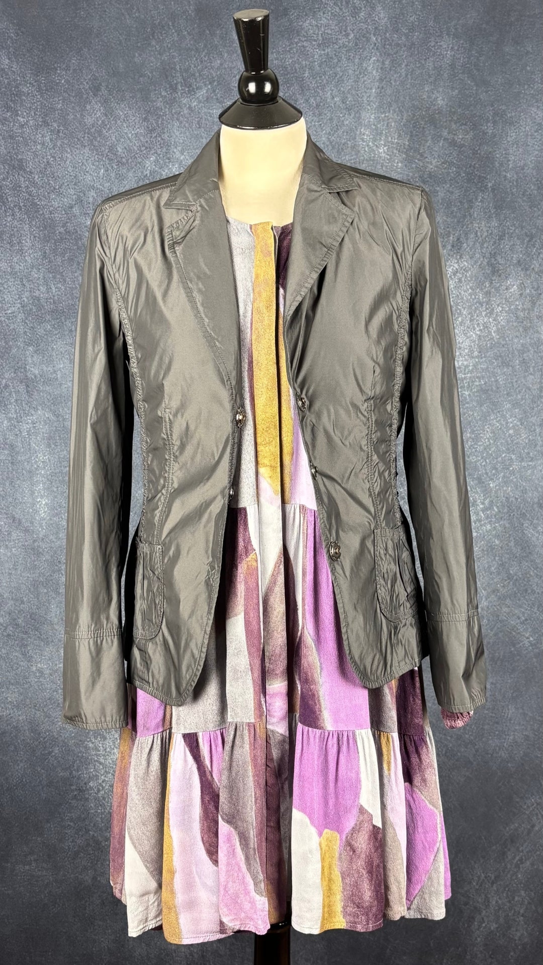 Robe chemisier paysanne motifs abstraits Wilfred, taille medium. Vue de l'agencement avec le blazer satiné Luisa Cerano.