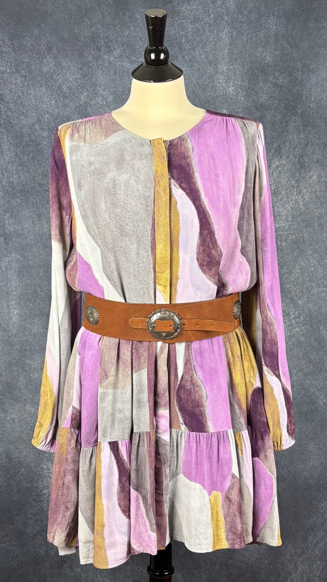 Robe chemisier paysanne motifs abstraits Wilfred, taille medium. Vue de l'agencement avec la ceinture large en cuir.