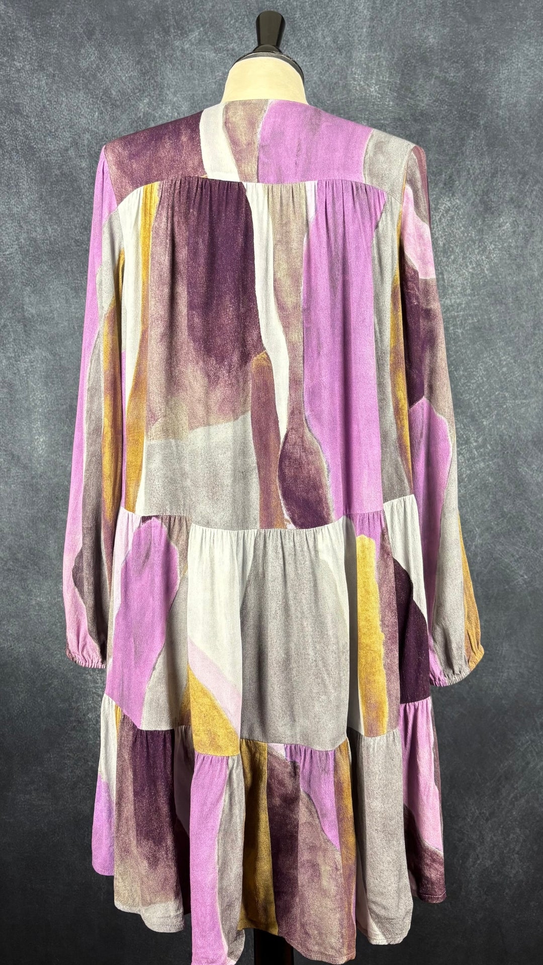 Robe chemisier paysanne motifs abstraits Wilfred, taille medium. Vue de dos.