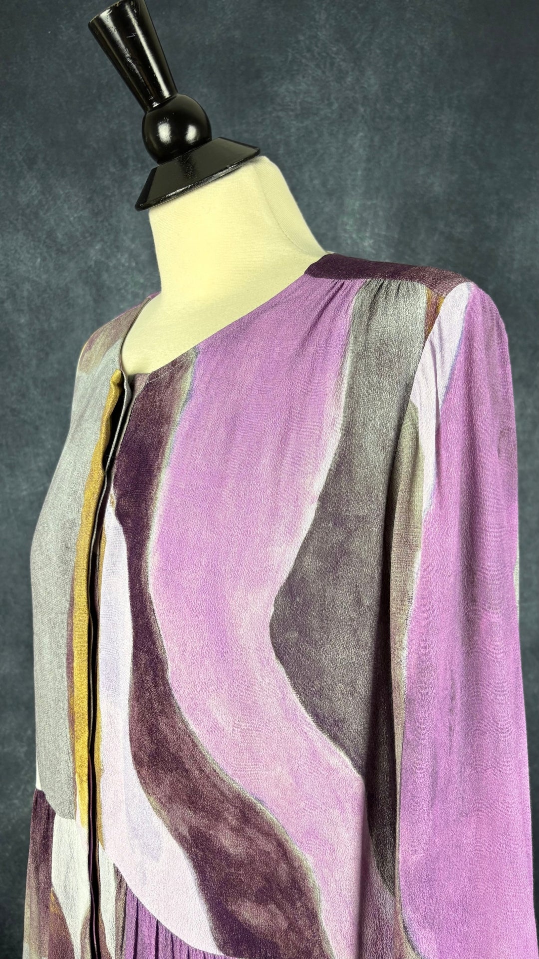 Robe chemisier paysanne motifs abstraits Wilfred, taille medium. Vue de l'encolure.