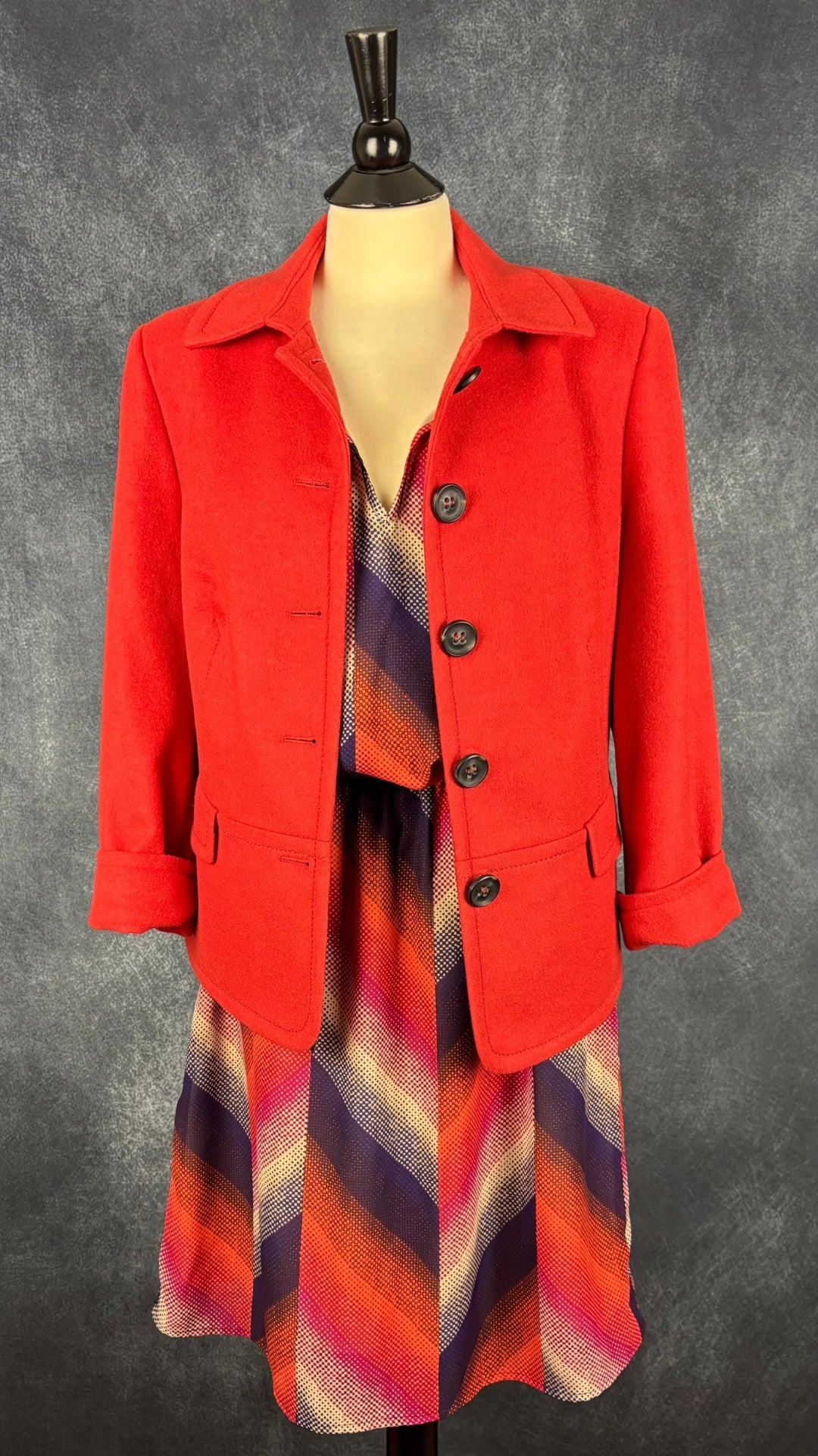 Robe colorée cintrée fluide Banana Republic, taille 12. Vue de l'agencement avec le blazer orangé Gerry Weber.
