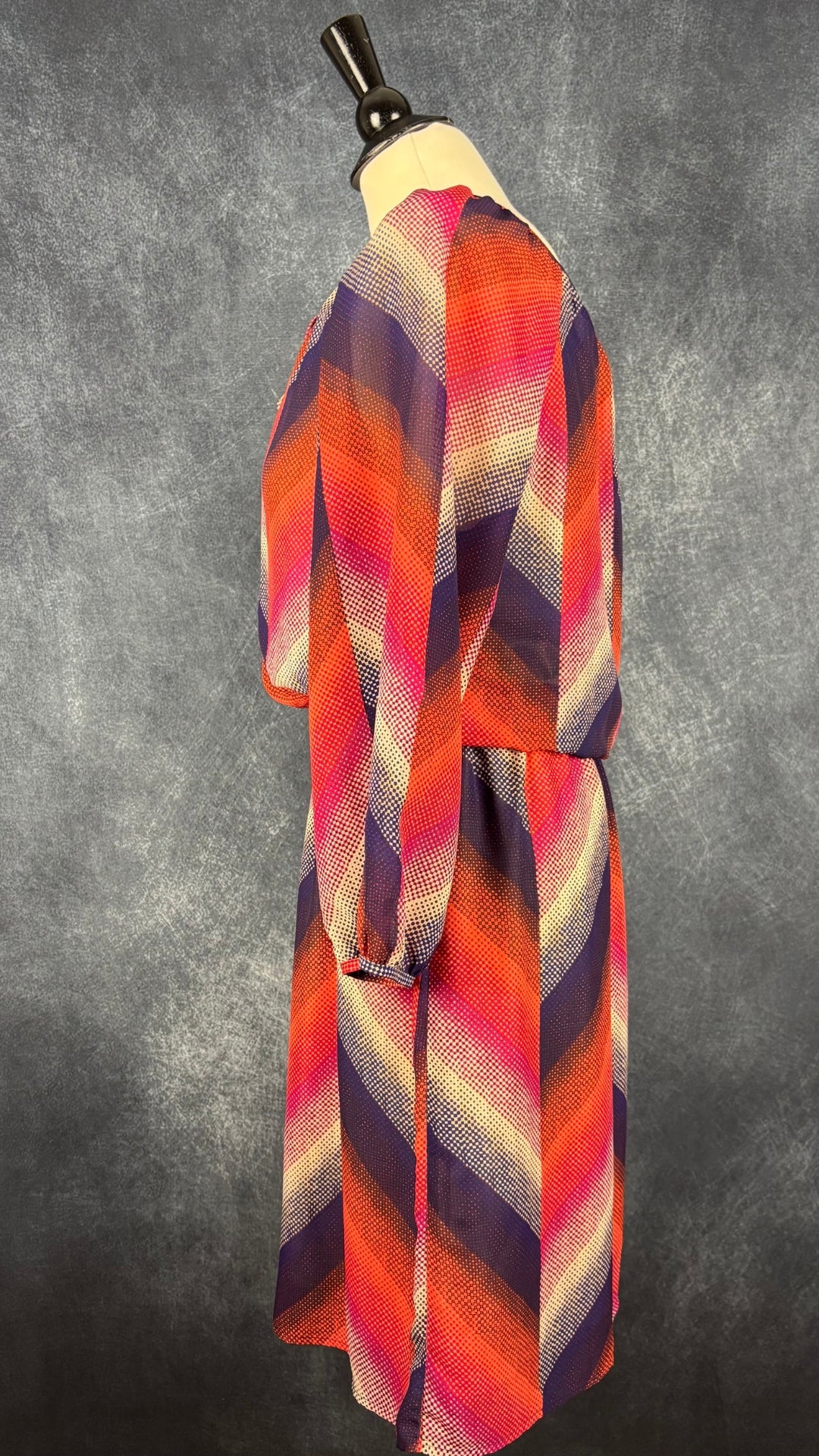 Robe colorée cintrée fluide Banana Republic, taille 12. Vue de côté.