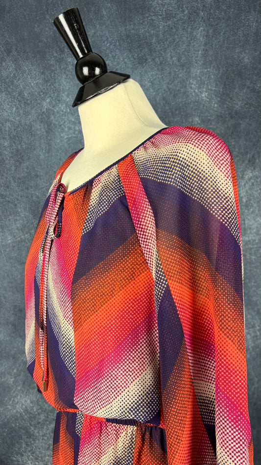 Robe colorée cintrée fluide Banana Republic, taille 12. Vue de l'encolure.