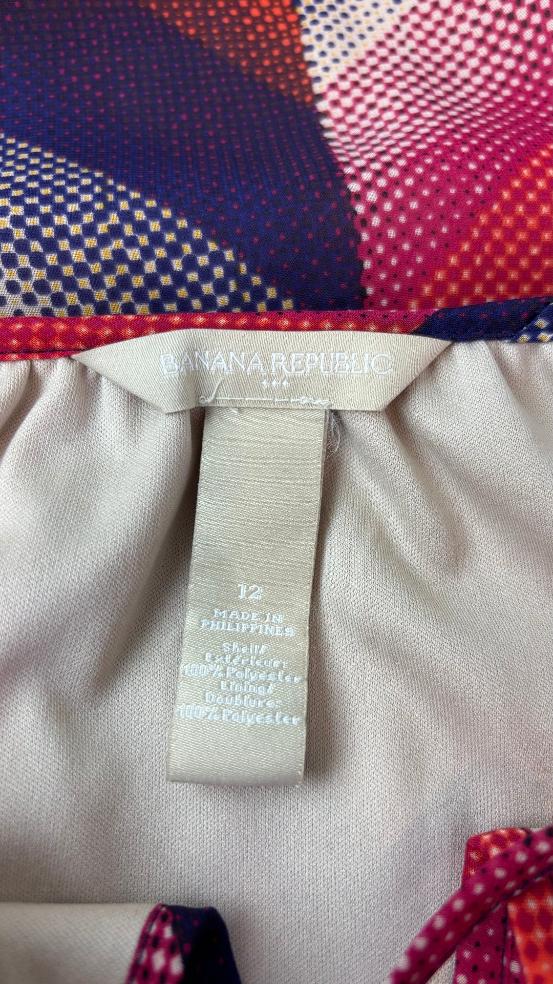 Robe colorée cintrée fluide Banana Republic, taille 12. Vue de l'étiquette.