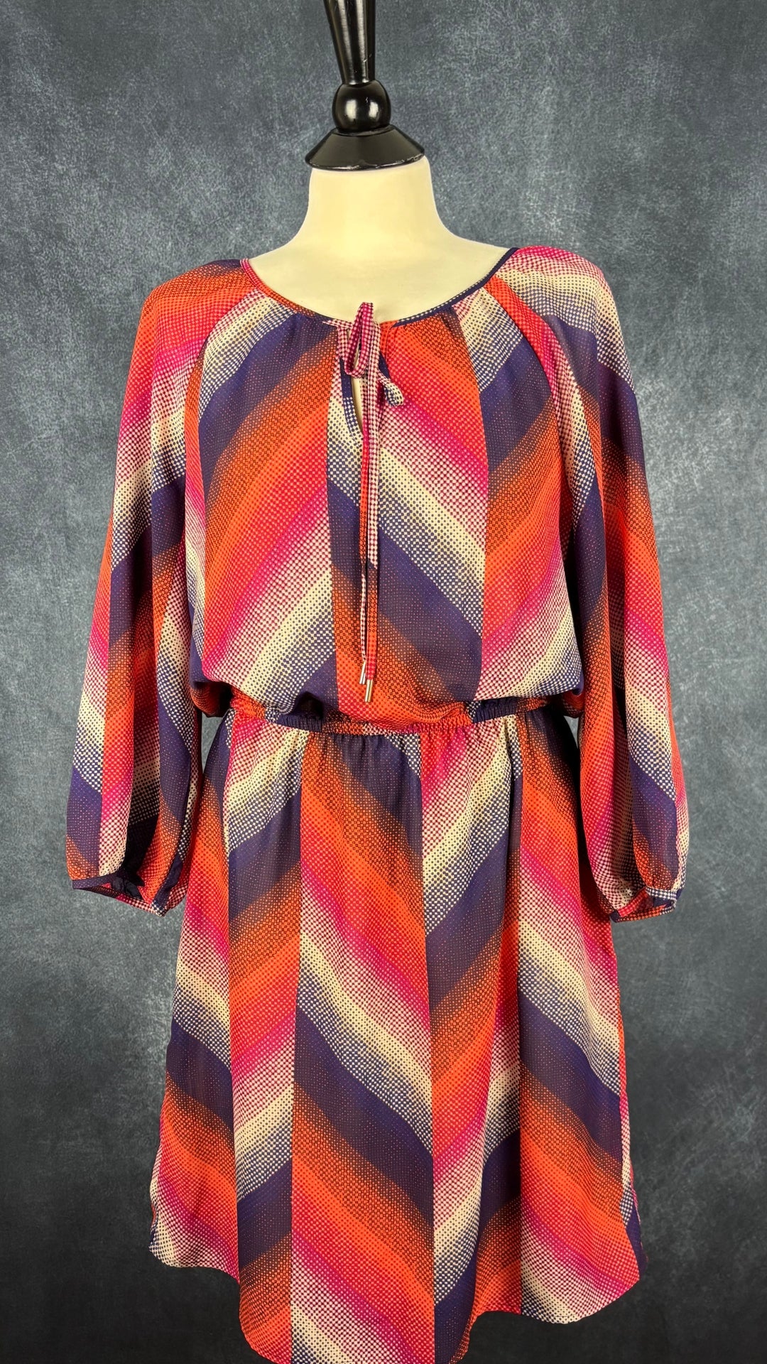 Robe colorée cintrée fluide Banana Republic, taille 12. Vue de face.