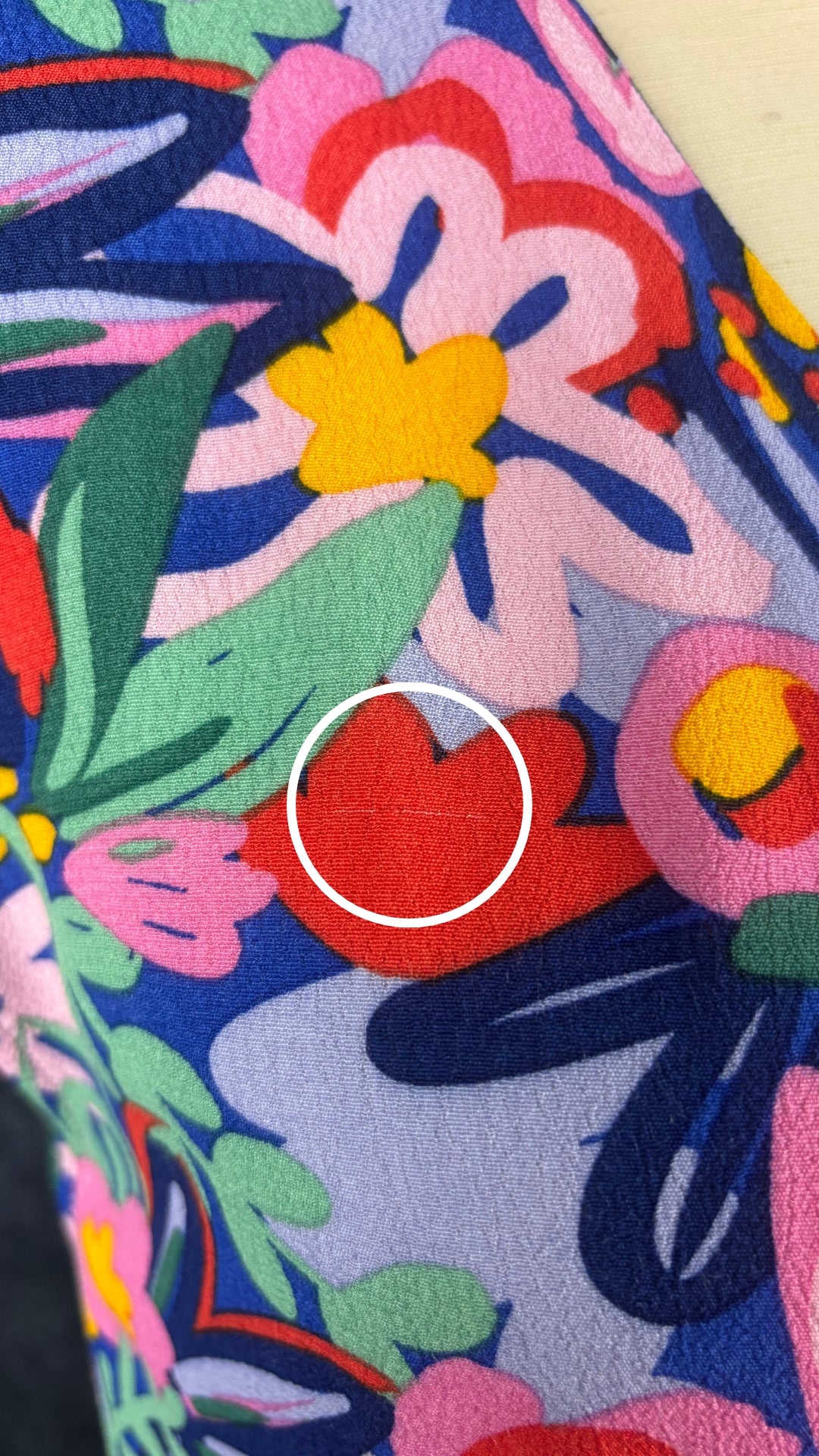 Robe boutonnée florale colorée Art Love, taille 36 (xs/s). Vue de près d'une fine ligne dans le tissu.