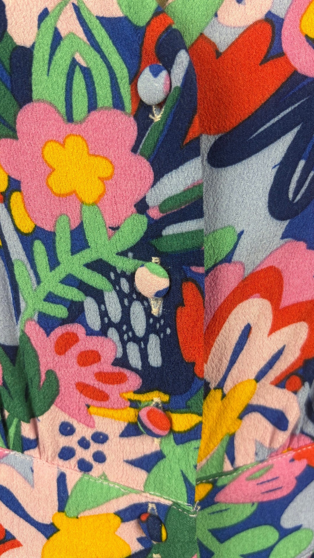 Robe boutonnée florale colorée Art Love, taille 36 (xs/s). Vue de près du tissu et des boutons.