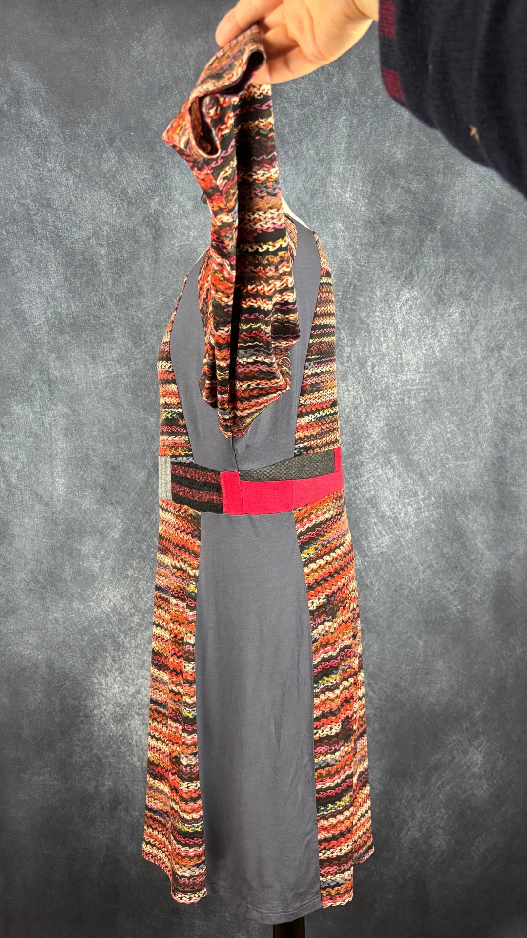 Robe colorée à motifs et texture extensible Myco Anna, taille xxl (l/xl). Vue de côté, manche relevée.