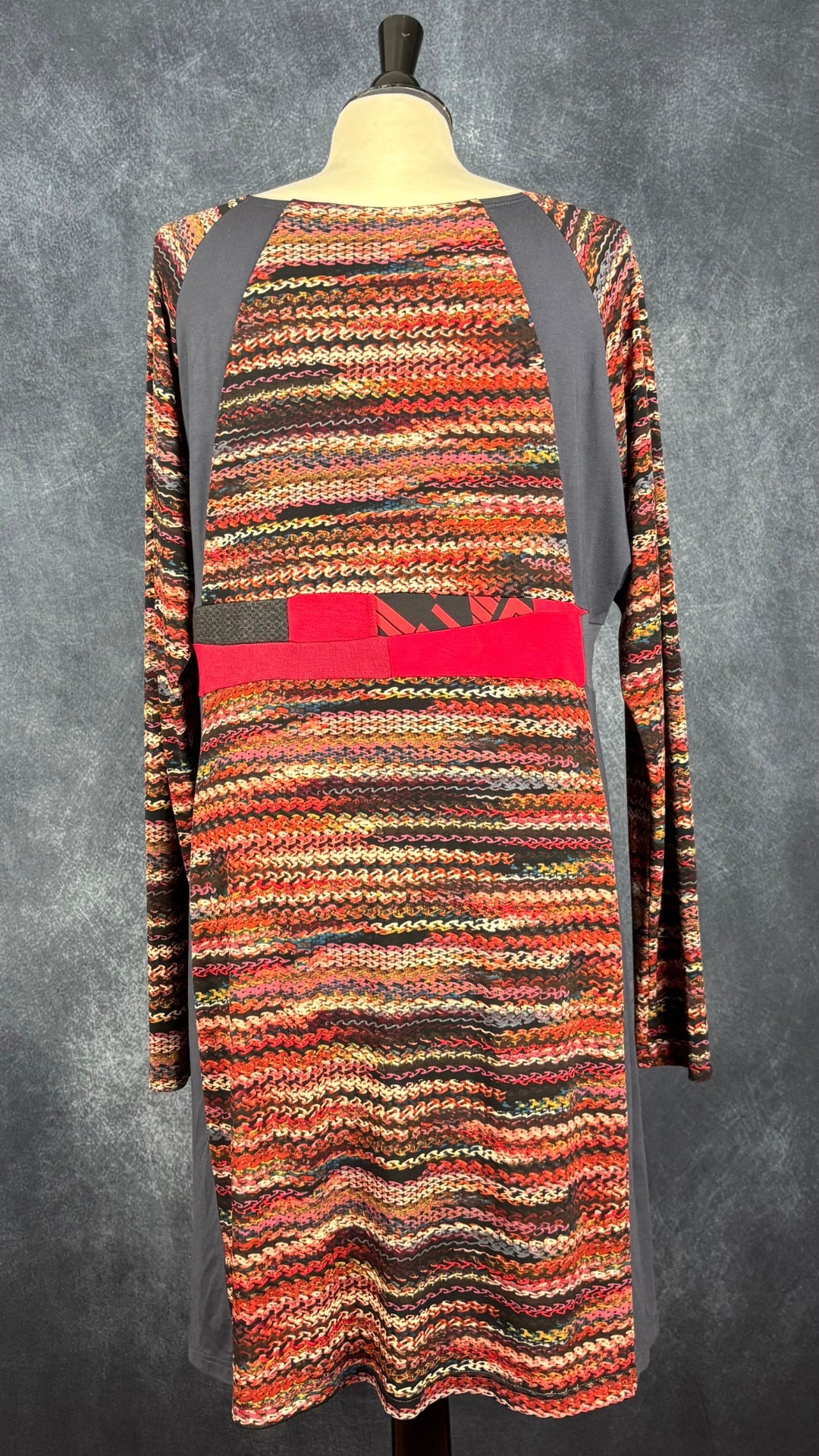 Robe colorée à motifs et texture extensible Myco Anna, taille xxl (l/xl). Vue de dos.