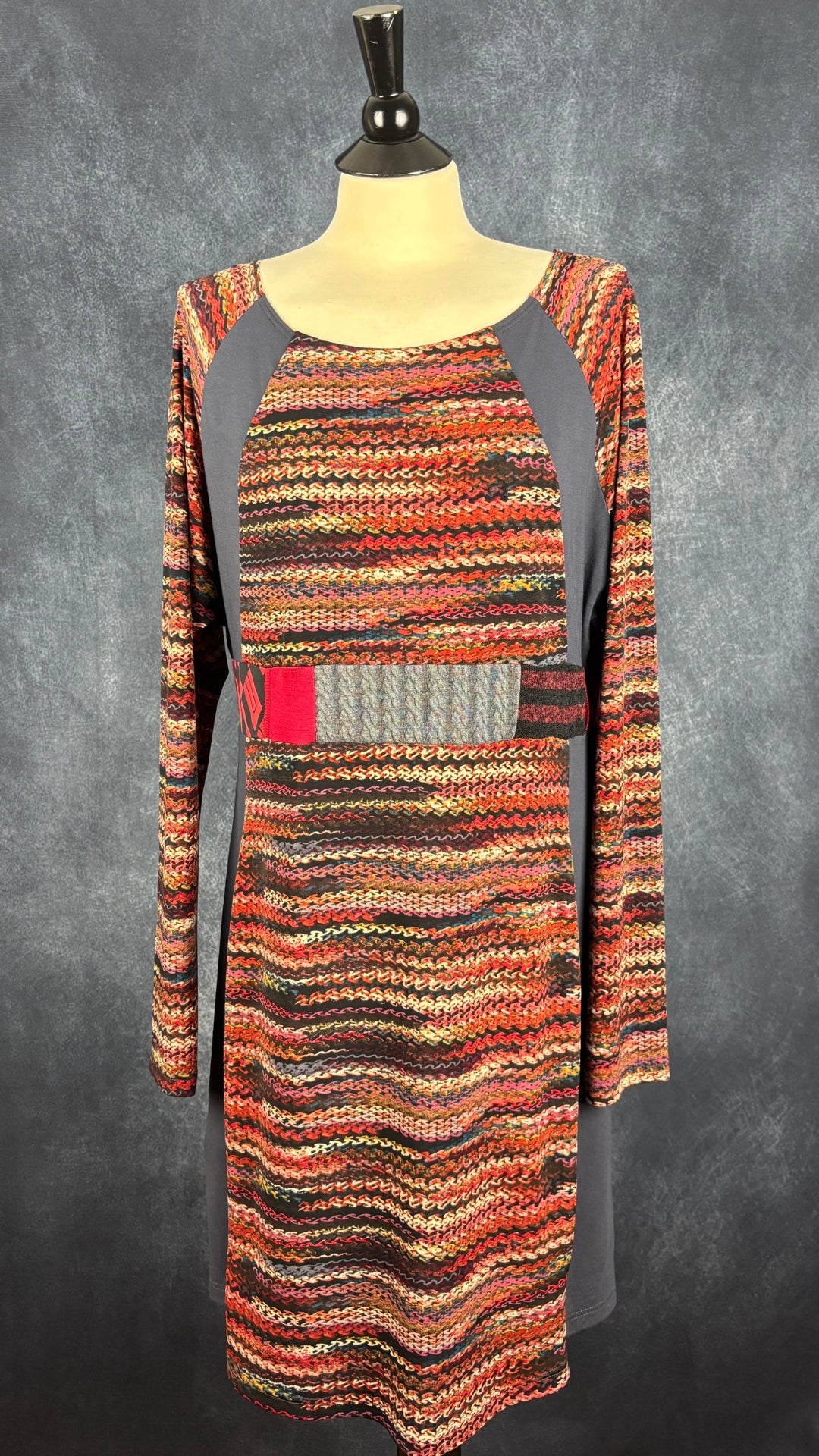 Robe colorée à motifs et texture extensible Myco Anna, taille xxl (l/xl). Vue de face.